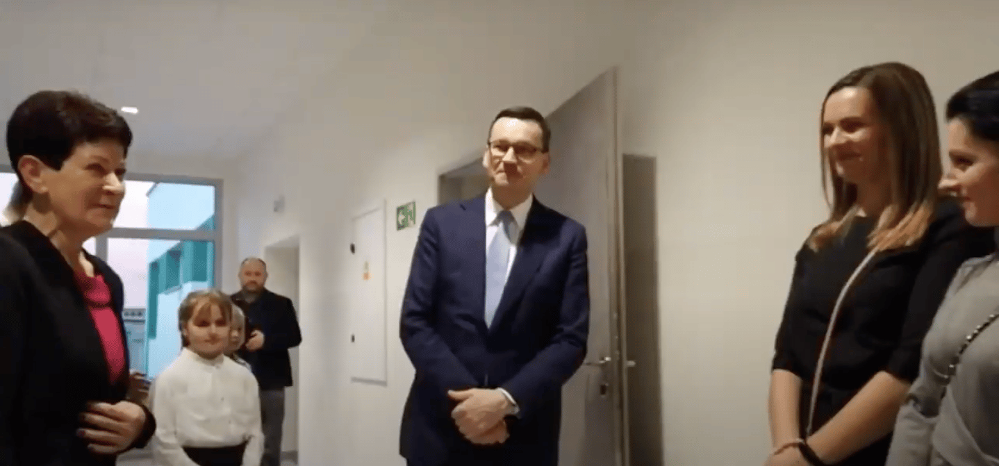 Grafika do artykułu "PiS zapewnił samorządom rekordowe wsparcie". Manipulacje w spocie Kancelarii Premiera