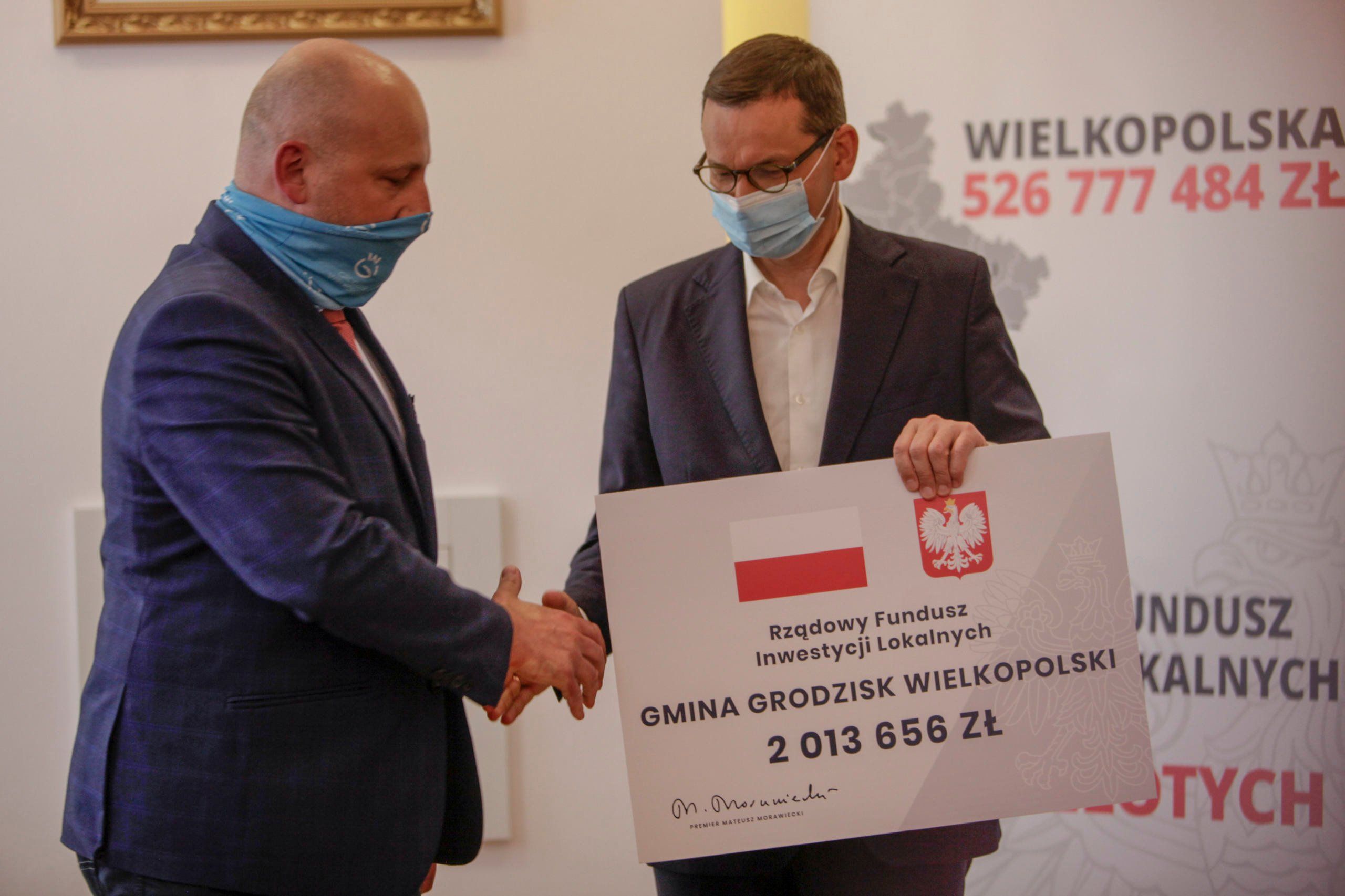 07.07.2020 Grodzisk Wielkopolski . Urzad Miasta . Premier Mateusz Morowiecki podczas spotkania z samorzadowcami Wielkopolski , podczas ktorego wreczyl symboliczne czeki Rzadowego Funduszu Inwestycji Lokalnych .
Fot. Piotr Skornicki / Agnencja Gazeta