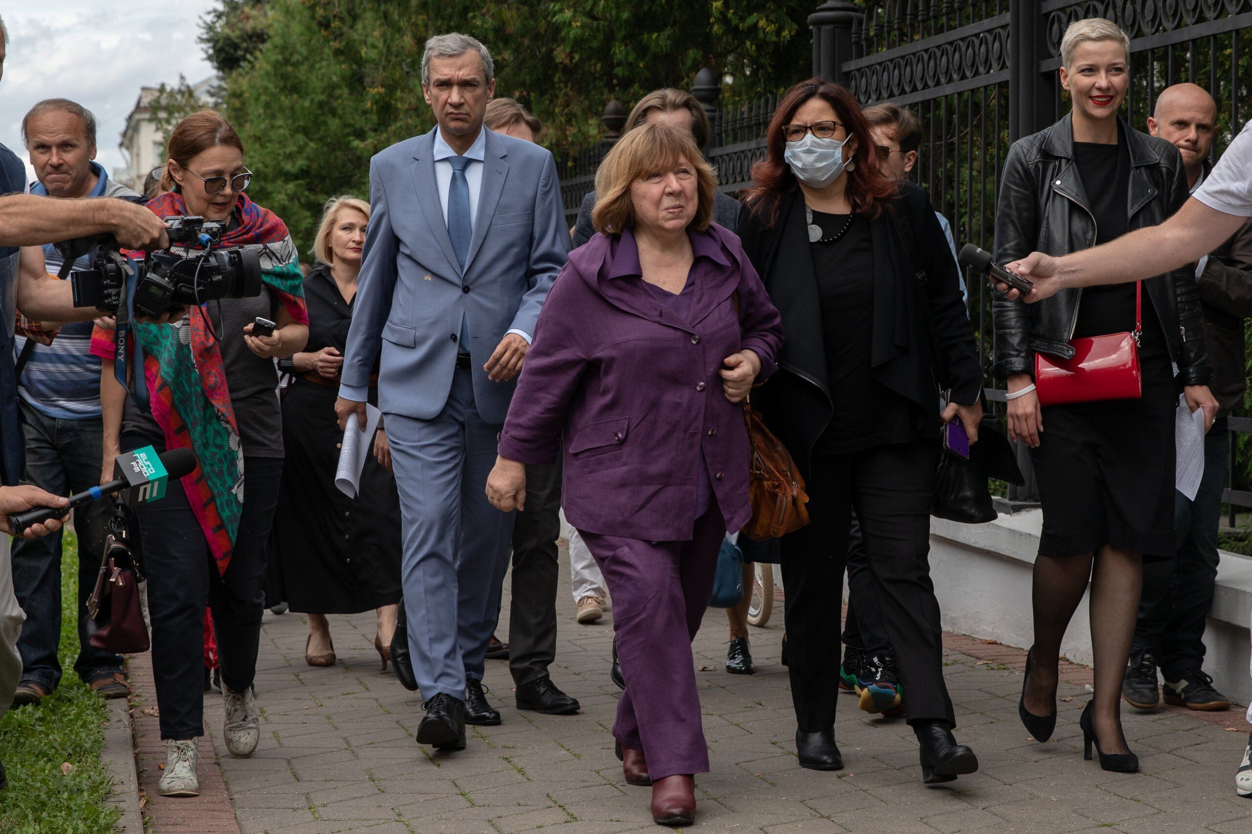 Swietłana Aleksijewicz w drodze na przesłuchanie