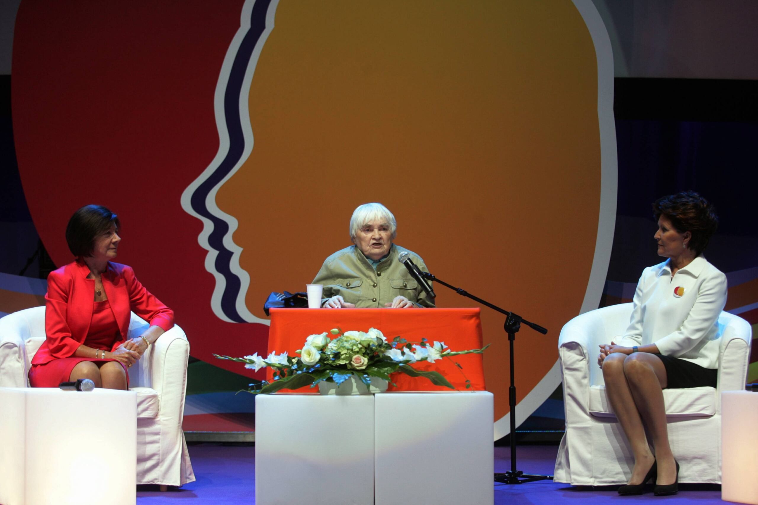 20.06.2009 WARSZAWA , PALAC KULTURY I NAUKI PKIN , SALA KONGRESOWA , KONGRES KOBIET POLSKICH " KOBIETY DLA POLSKI , POLSKA DLA KOBIET "
N/Z  MARIA KACZYNSKA , MARIA JANION ,  JOLANTA KWASNIEWSKA
FOT. WOJCIECH OLKUSNIK / AGENCJA GAZETA