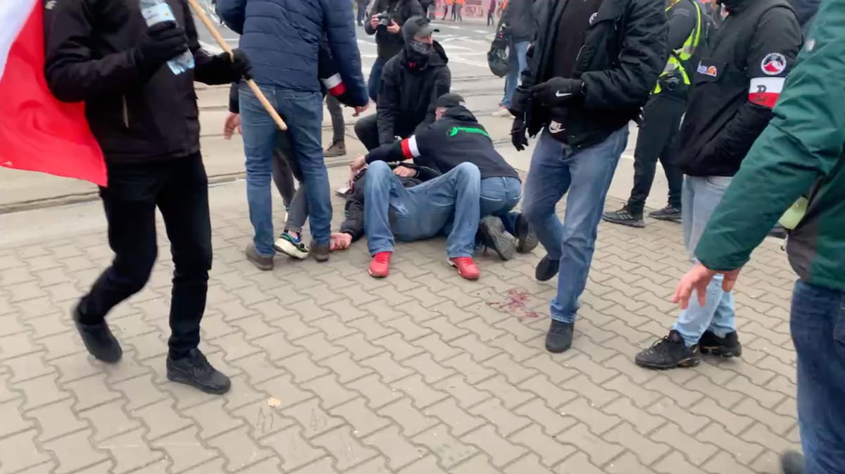 Grafika do artykułu Przemoc na Marszu Niepodległości 2020. Rozmawiamy z uczestnikami [RELACJA LIVE]