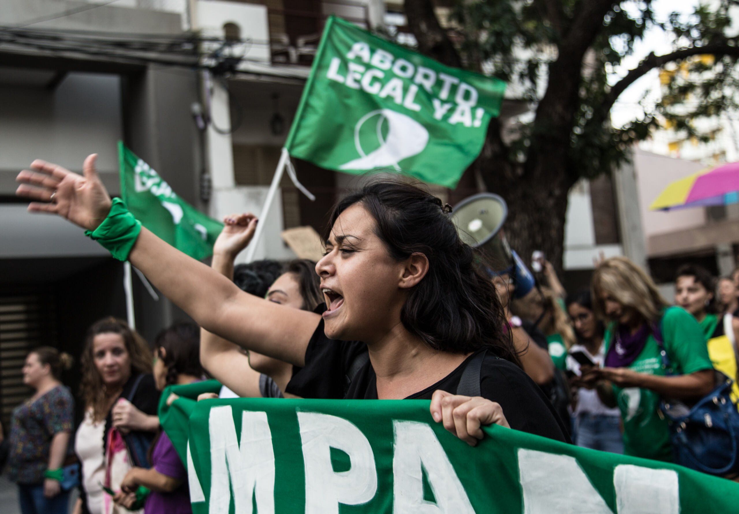Na zdjęciu Argentynki z zielonymi chustami protestują na rzecz legalnej i darmowej aborcji