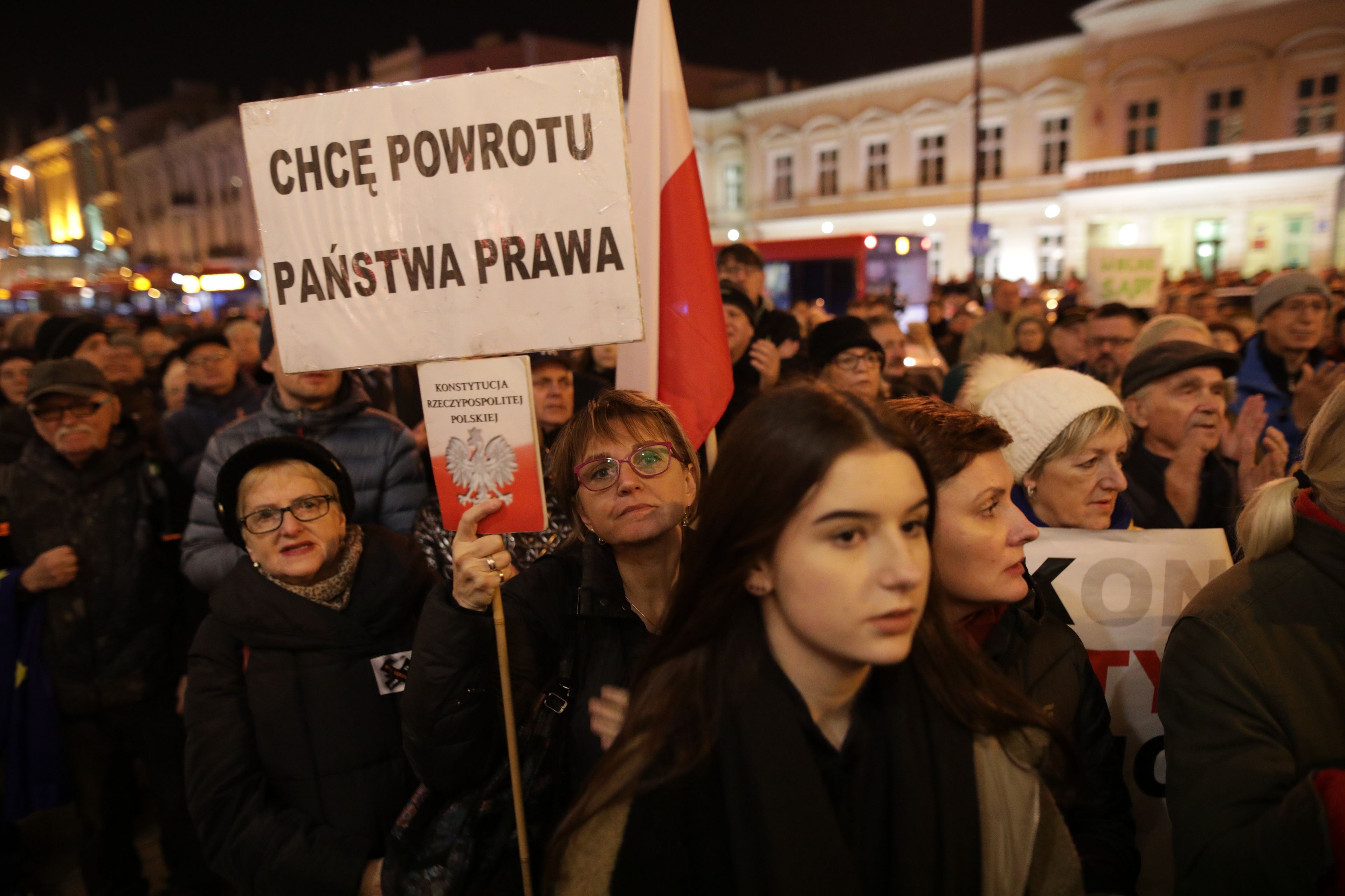 protest w obronie praworządności. Kobiety trzymają transparent z napisem: chcę powrotu państwa prawa