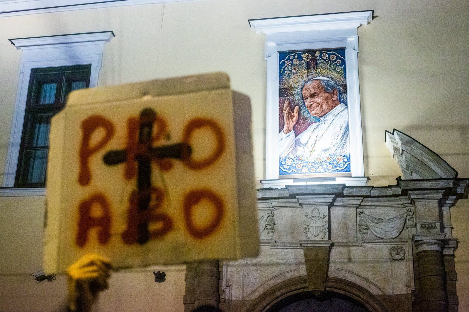 02.11.2020 Krakow , ul. Franciszkanska . Protest pod Kuria " Chryzantema dla Jedraszewskiego ."  Fot. Adrianna Bochenek/Agencja Gazeta