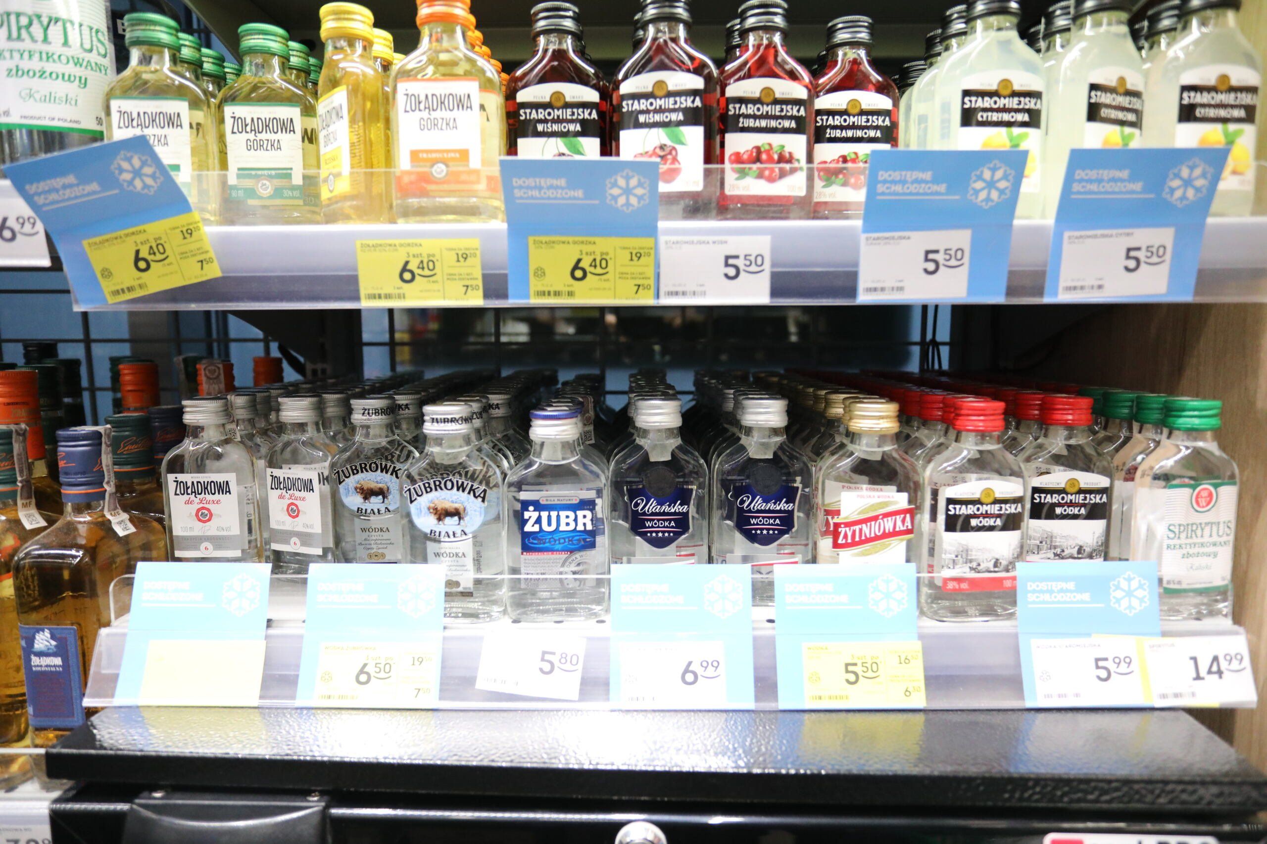 Alkohole na półce w sklepie