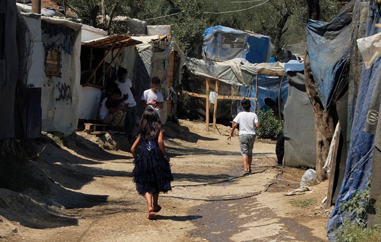 Blick in eine Gasse des Olive Grove, dem »wilden« Lager neben dem Hot Spot Moria
