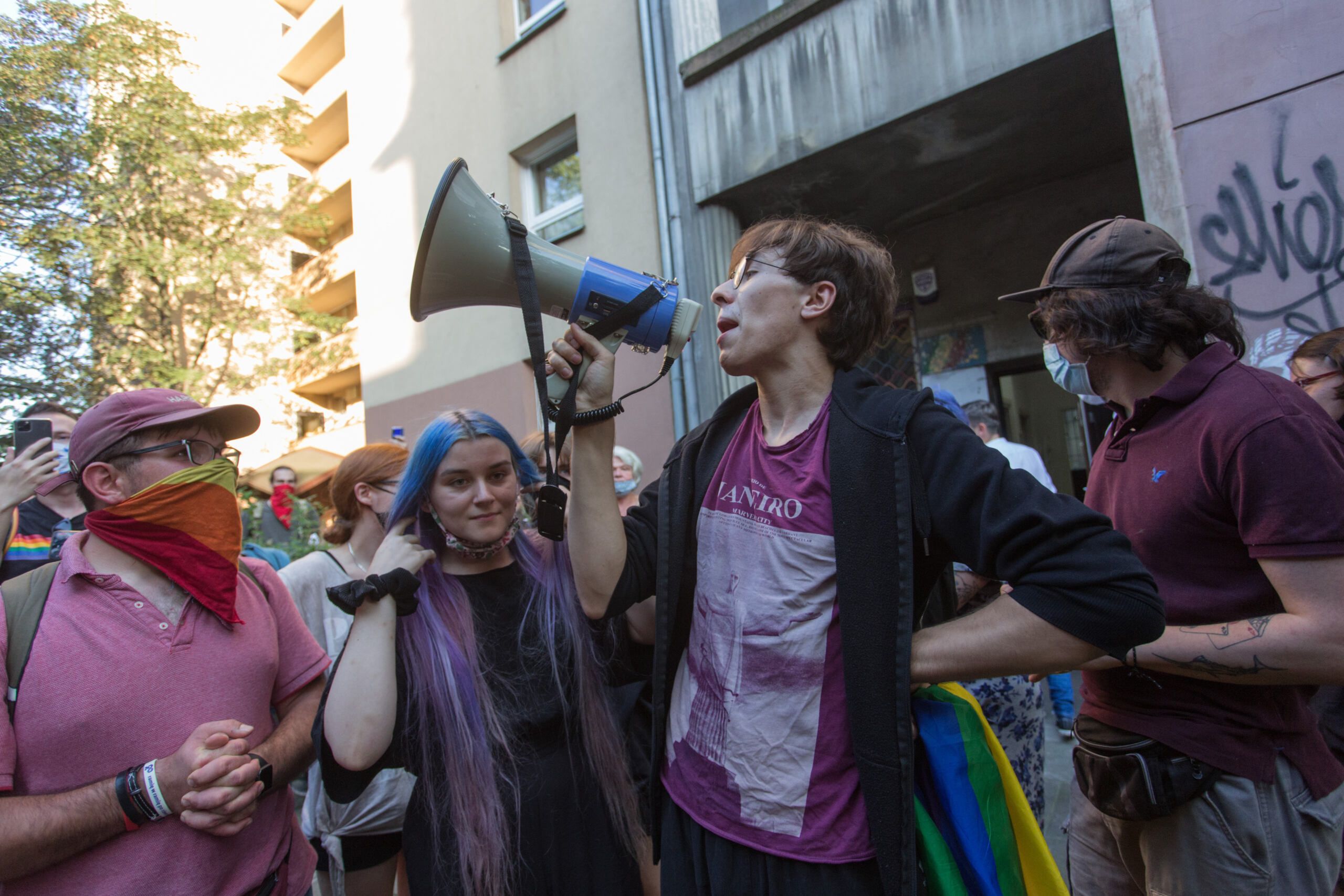 07.08.2020 Warszawa . ulica Solec . Blokada aresztowania aktywistki KPH . nz Margot z megafonem , Lania (2p) . 
Fot. Adam Stepien / Agencja Gazeta