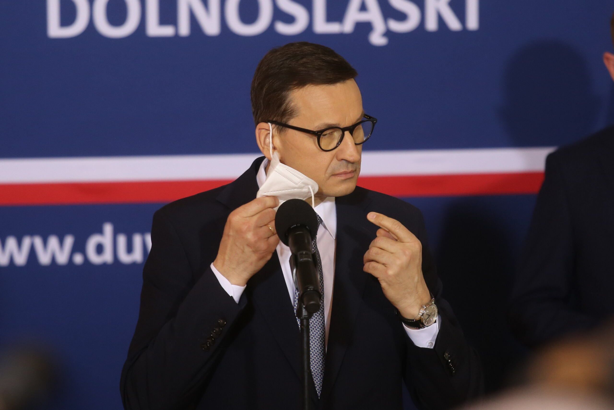 Premier Mateusz Morawiecki zdejmuje maseczkę