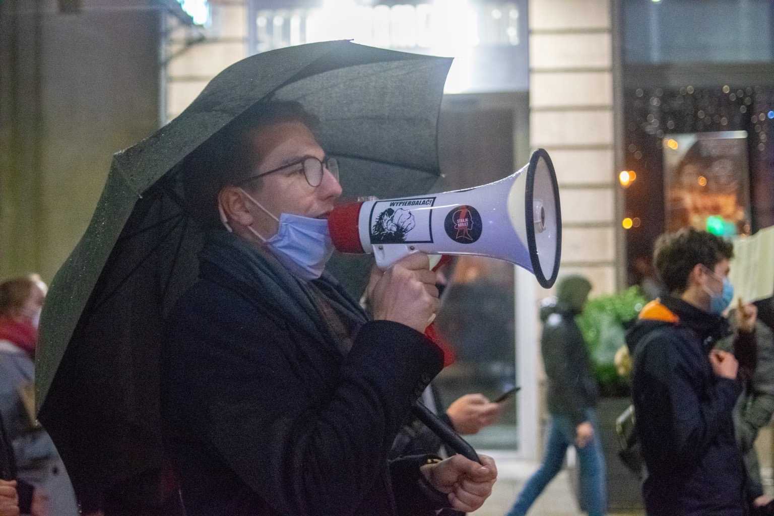 Kacper Hołda krzyczący przez megafon