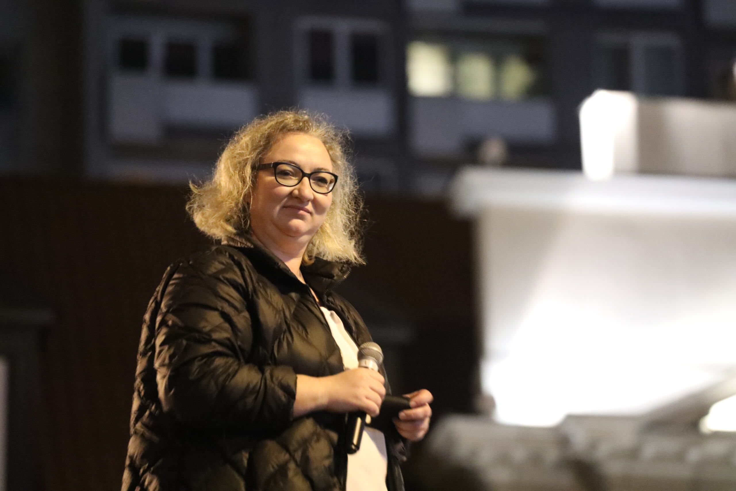 Kobieta z mikrofonem na demonstracji