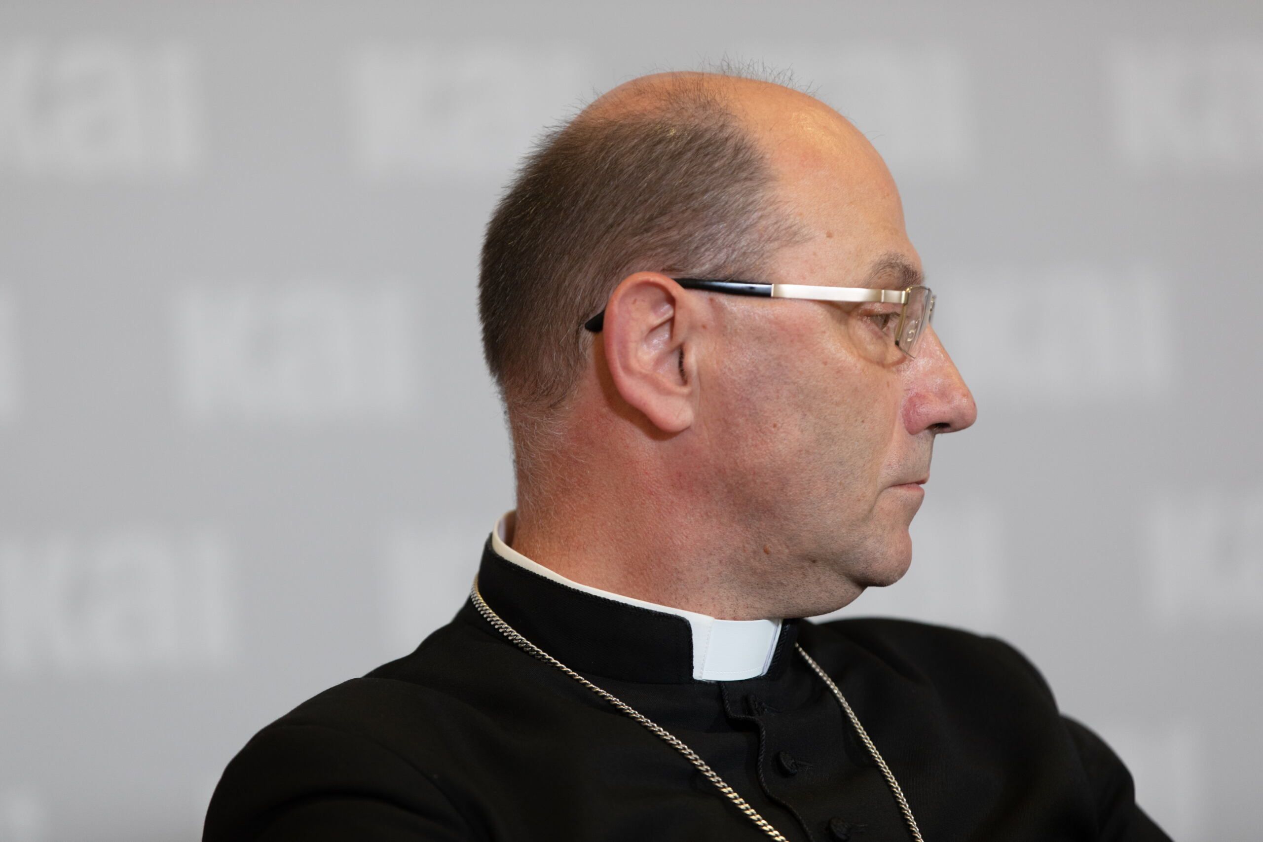 Prymas Polski arcybiskup Wojciech Polak patrzy w prawo.