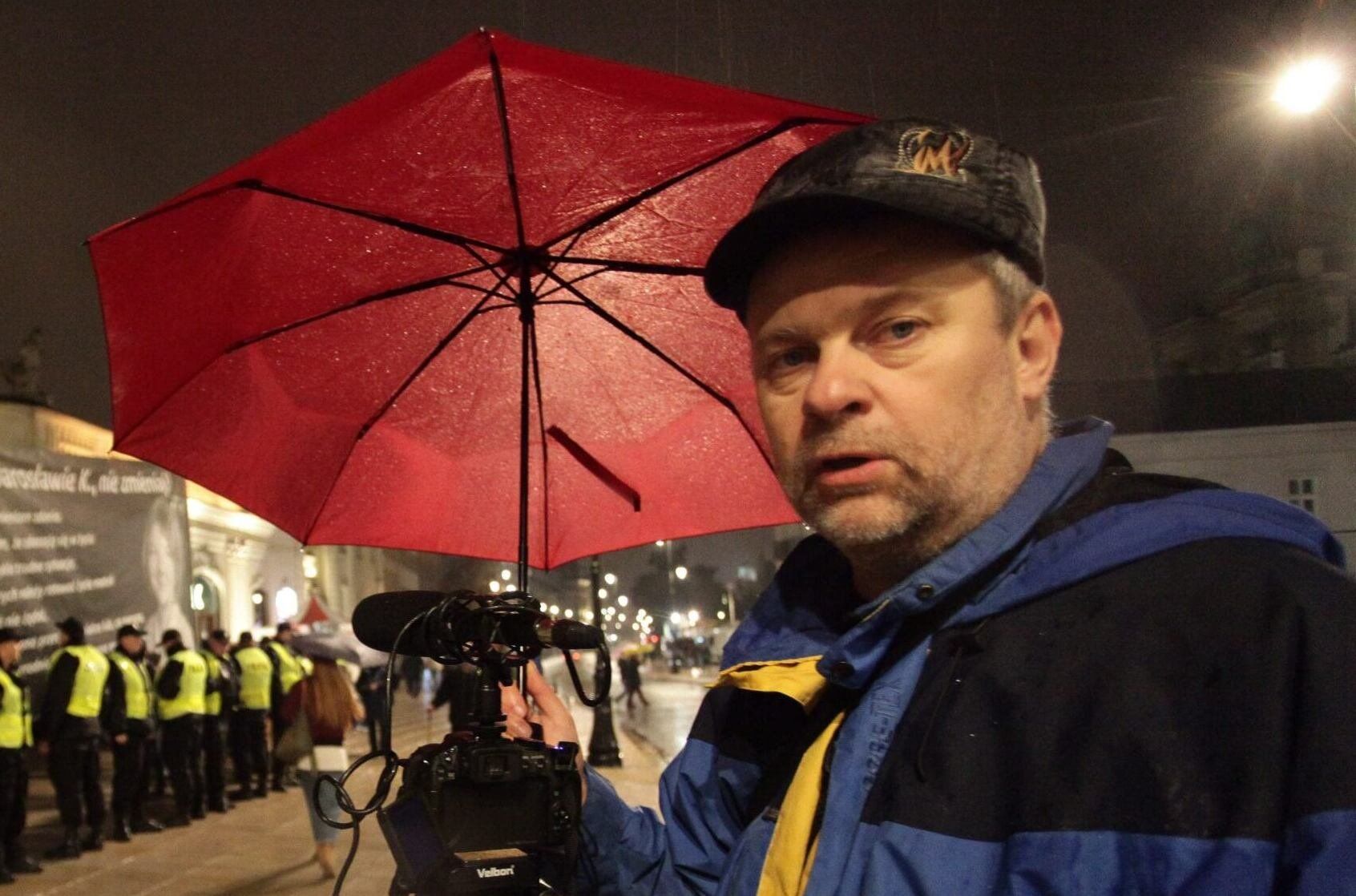 10.10.2016 Warszawa , Krakowskie Przedmiescie . Trasa marszu od Katedry sw. Jana przed Palac Prezydencki . Pawel Wrabec podczas pikiety przeciwnikow PiS odbywajacej sie w trakcie obchodow 78. miesiecznicy Smolenskiej , zorganizowanej przez Prawo i Sprawiedliwosc .
Fot. Slawomir Kaminski / Agencja Gazeta