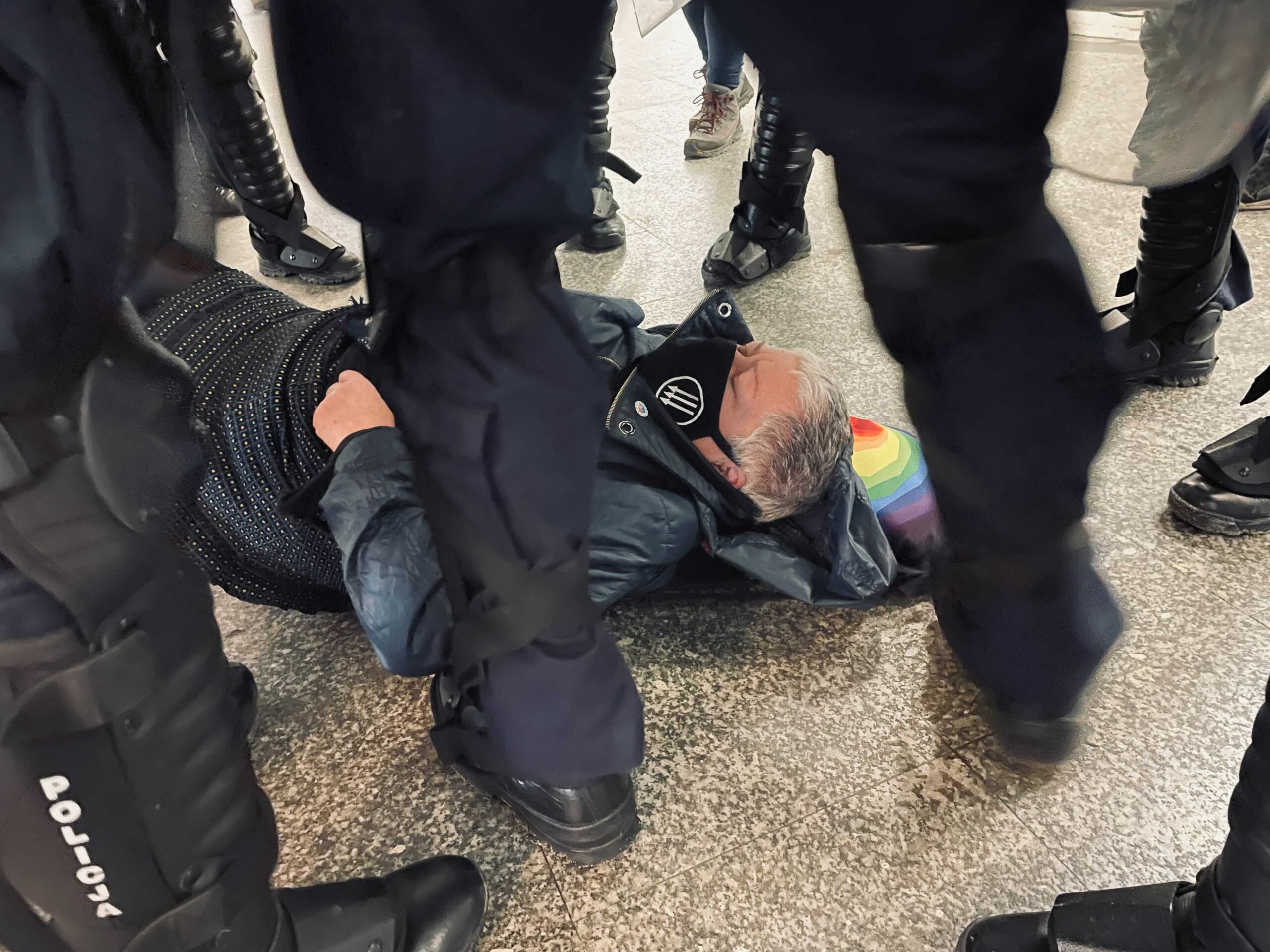 Babcia Kasia powalona na ziemię przez policję