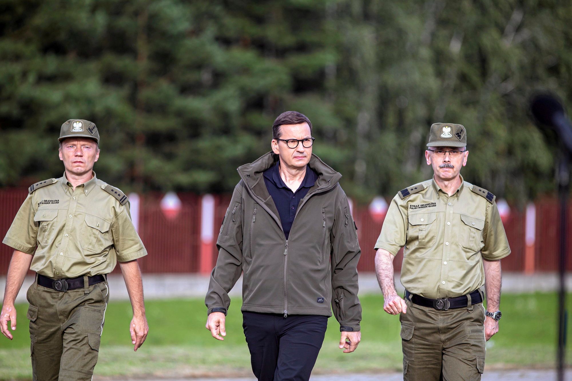 Premier Mateusz Morawiecki i oficerowie Straży Granicznej