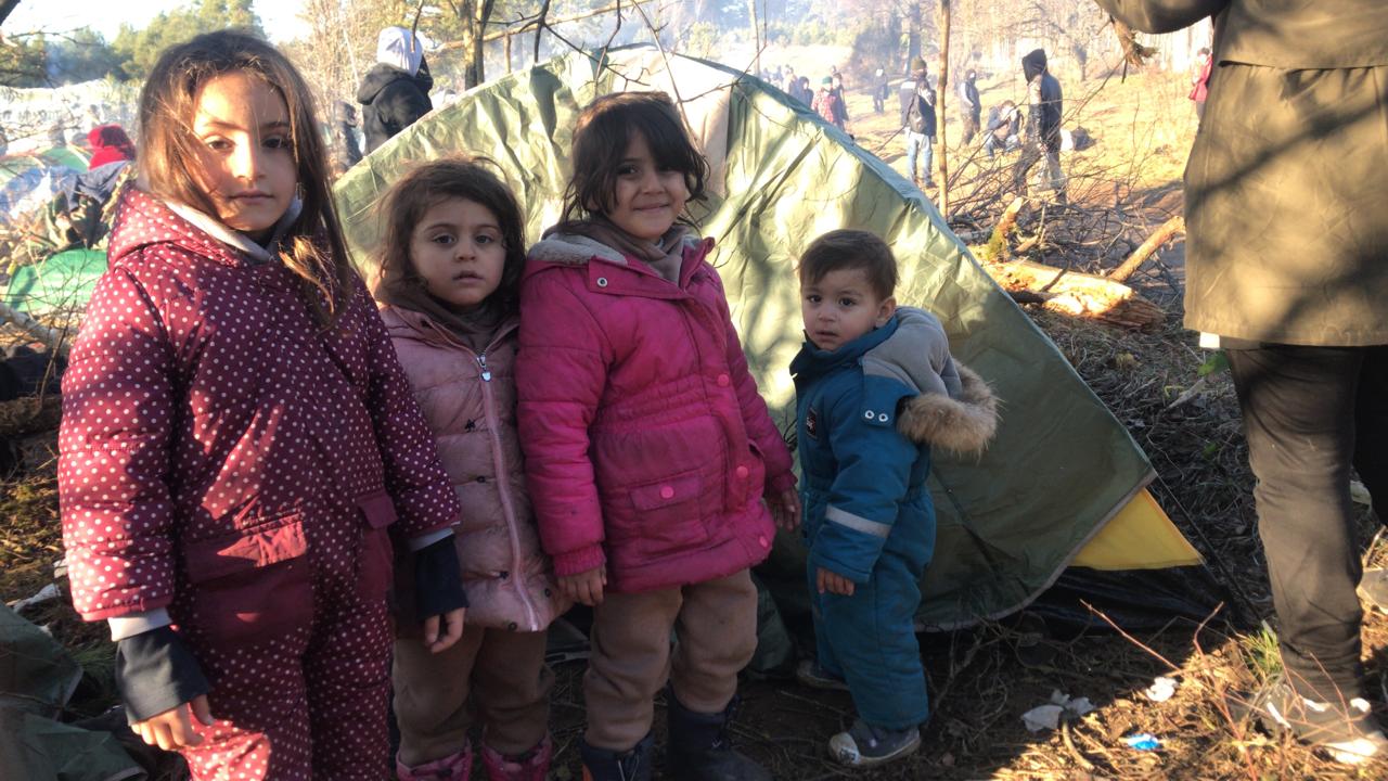 Zdjęcia z prowizorycznego obozu imigrantów po białoruskiej stronie granicy w Kuźnicy