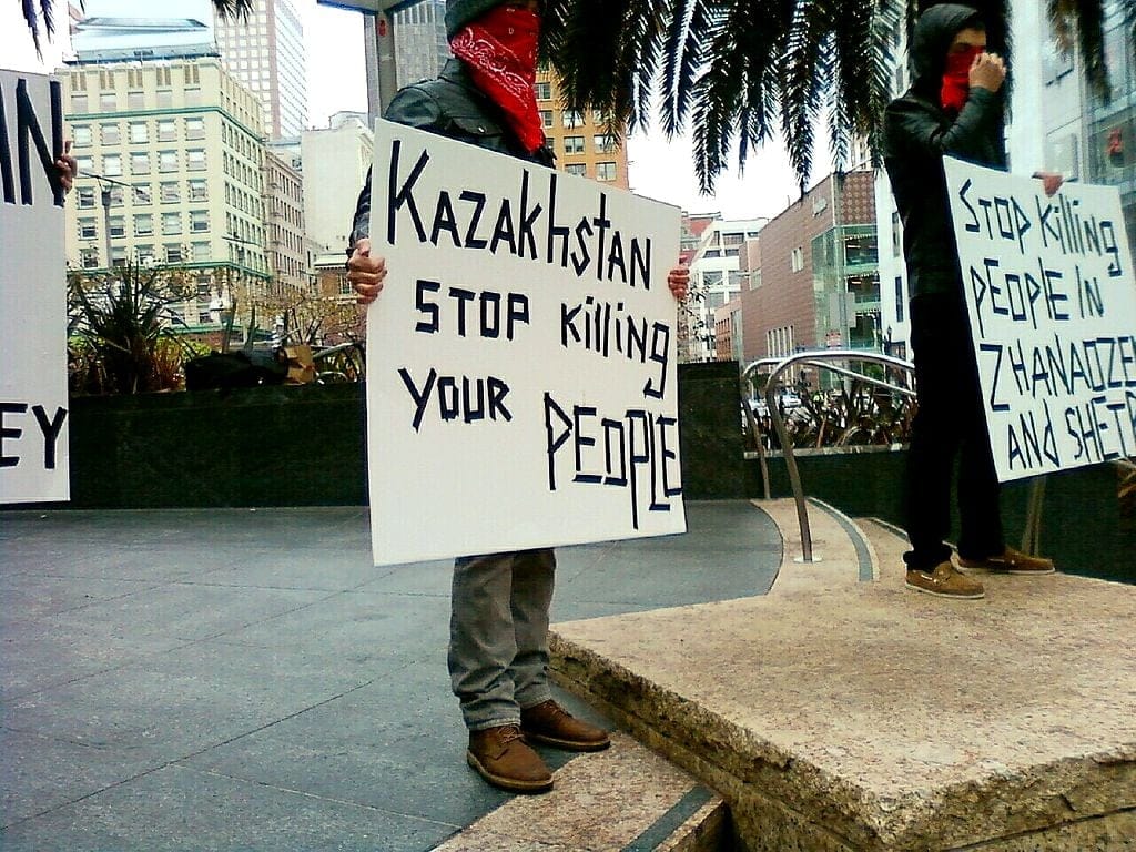 protestujący z napisem „Kazachstanie, nie zabijaj swoich obywateli" na Union Square w San Francisco
