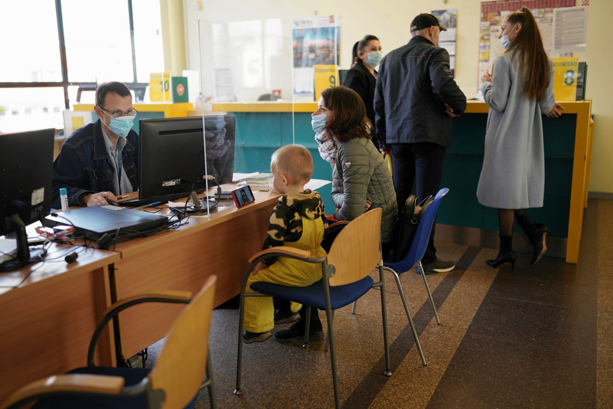 17.03.2022 Czestochowa, ulica Waszyngtona. Kolejka ukrainskich uchodzcow wojennych po nadanie polskiego numeru PESEL . Trwa 22 dzien inwazji Rosji na Ukraine . Fot . Grzegorz Skowronek / Agencja Wyborcza.pl
