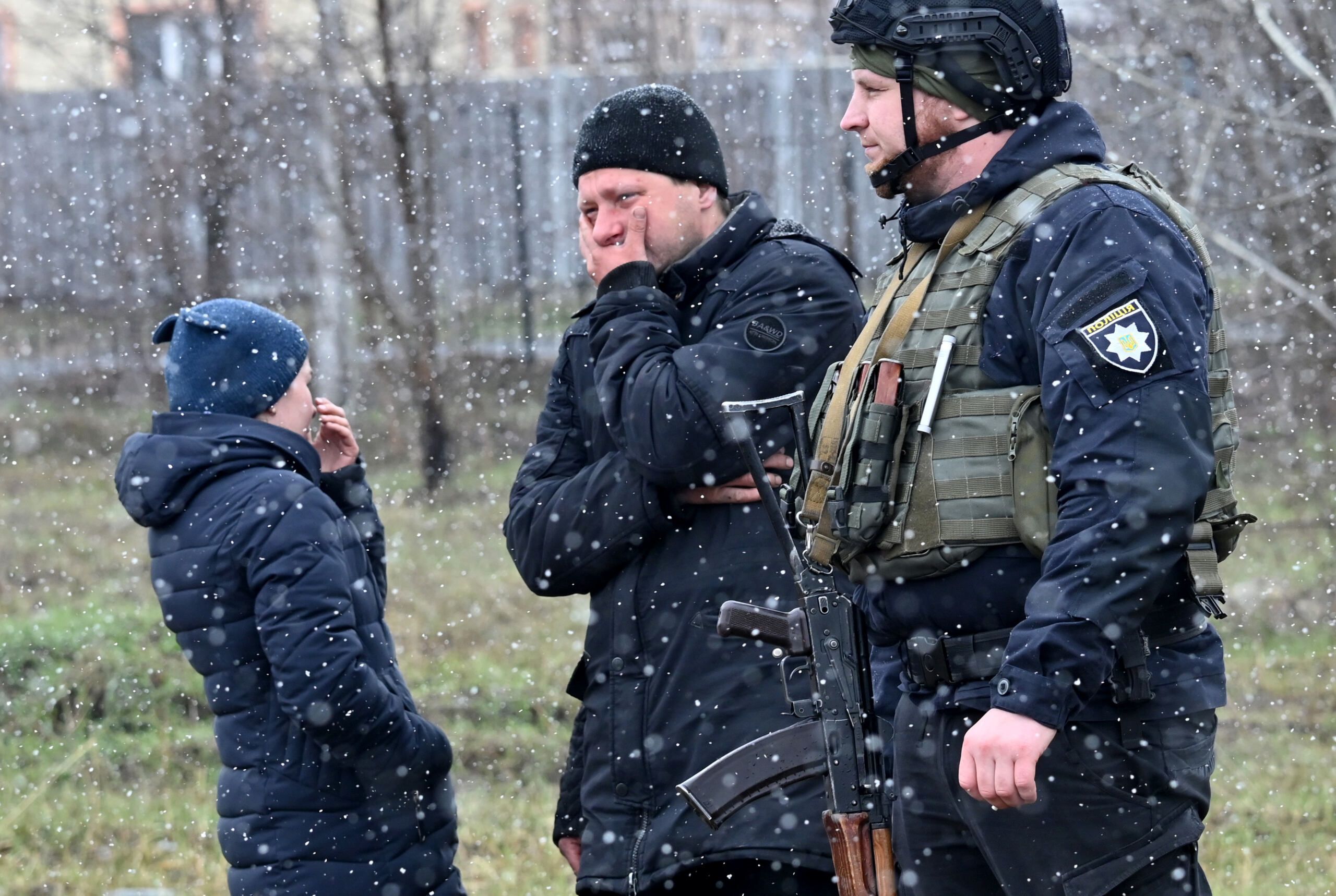 Wstrząśnięci ludzie zasłaniają twarz rękami
