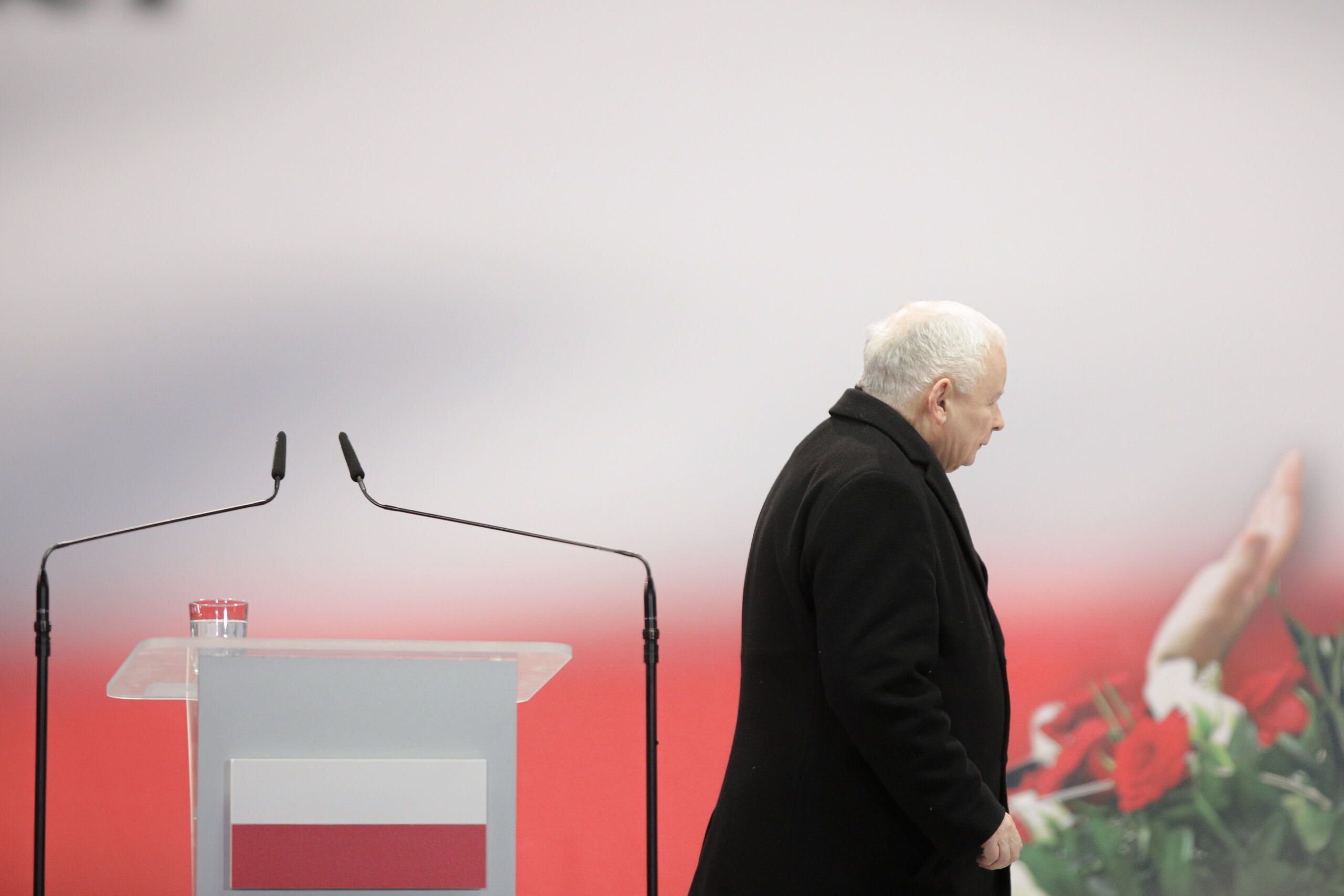Jarosław Kaczyński schodzi ze sceny po ogłoszeniu, że w Smoleńsku nastąpił zamach