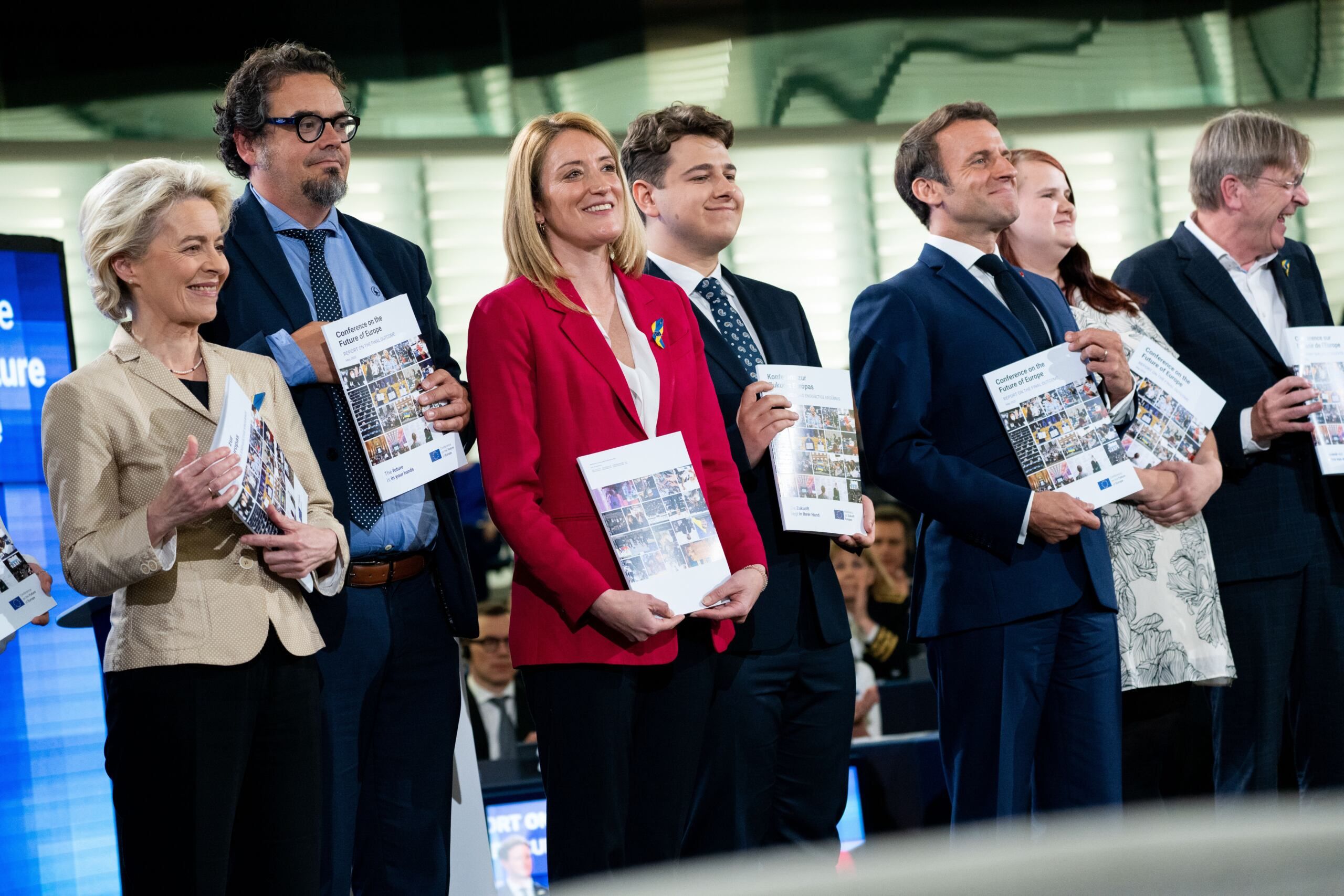 „Nie zawiedźcie nas”. Ursula von der Leyen, Roberta Metsola, Kacper Parol, Emmanuel Macron, 9 maja 2022, Strasburg, Konferencja o przyszłości Europy, fot. Daina LE LARDIC © European Union 2022, źródło: EP