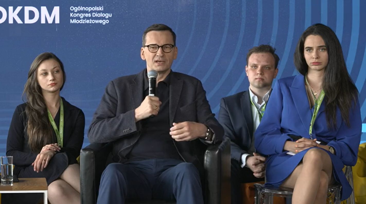 premier Mateusz Morawiecki przemawia na spotkaniu z młodzieżą