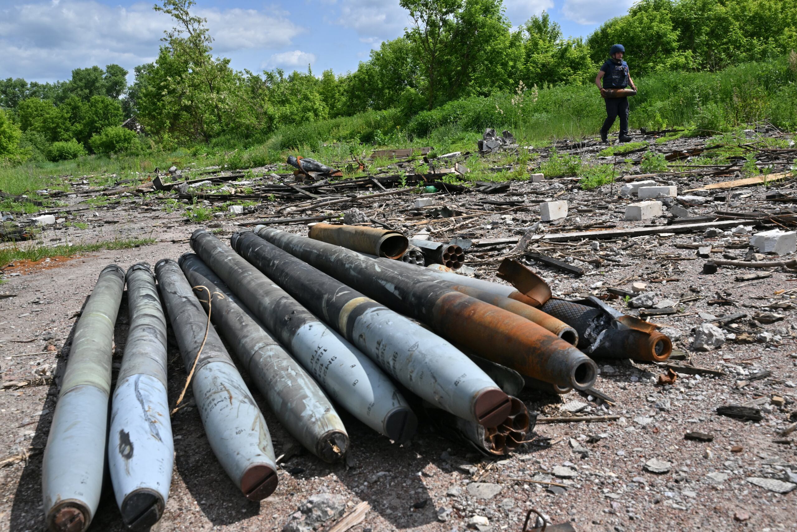 Na ziemi leżą podłużne rakiety - niewybuchy