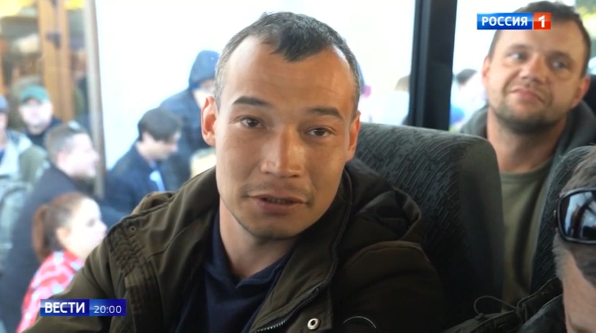 Młody mężczyzna w autobusie