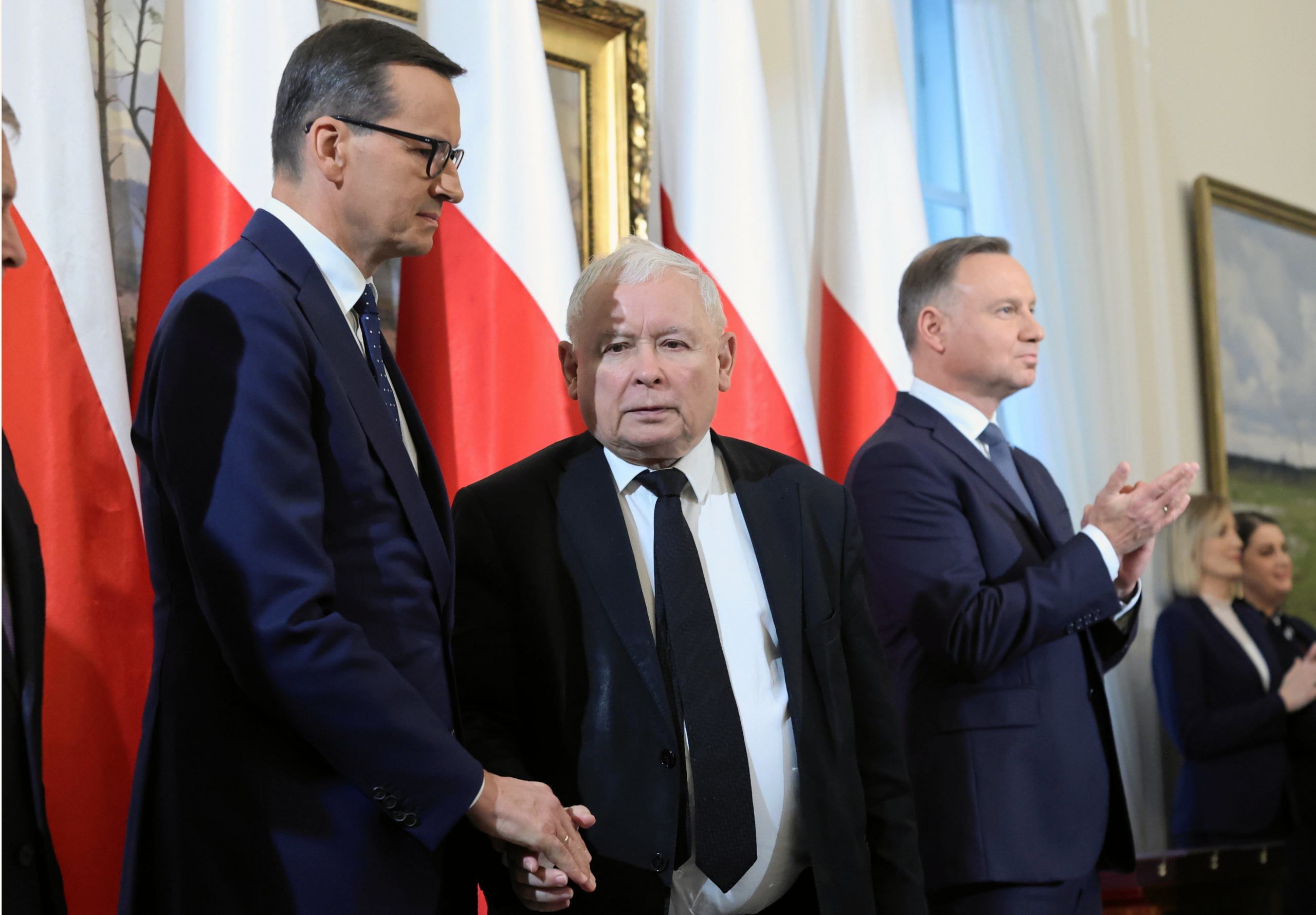 23.09.2022  Warszawa . Belweder , odznaczenie orderem Orla bialego za dzialalnosc w KOR Miroslaw Chojeckiego , Piotra Naimskiego i Antoniego Macierewicza . Na zdjeciu Mateusz Morawiecki i Jaroslaw Kaczynski . Fot . Kuba Atys / Agencja Wyborcza.pl