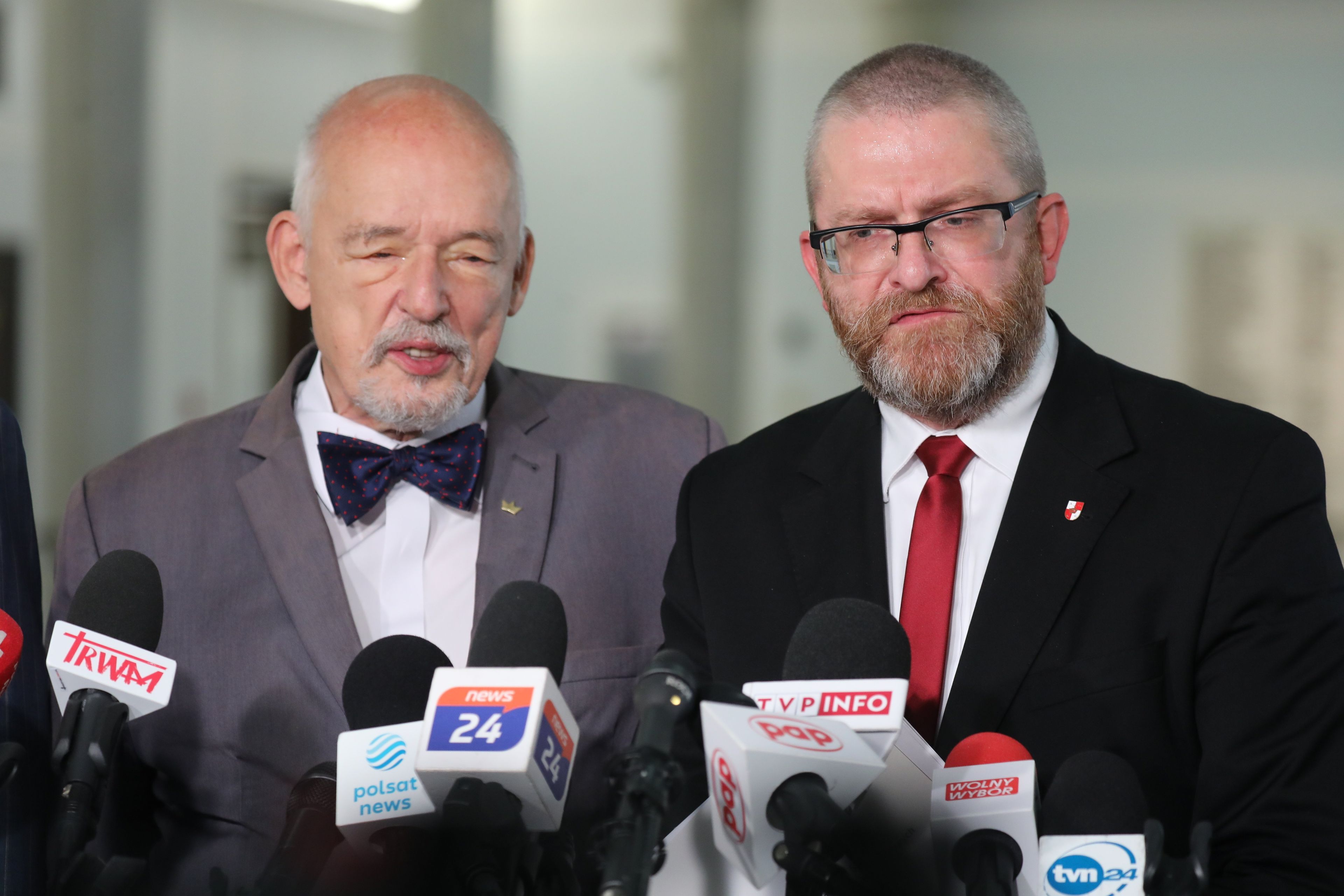 29.09.2022 Warszawa , ulica Wiejska . 62 . posiedzenie Sejmu IX kadencji . Od lewej: posel Janusz Korwin - Mikke , posel Grzegorz Braun podczas konferencji prasowej Konfederacji .