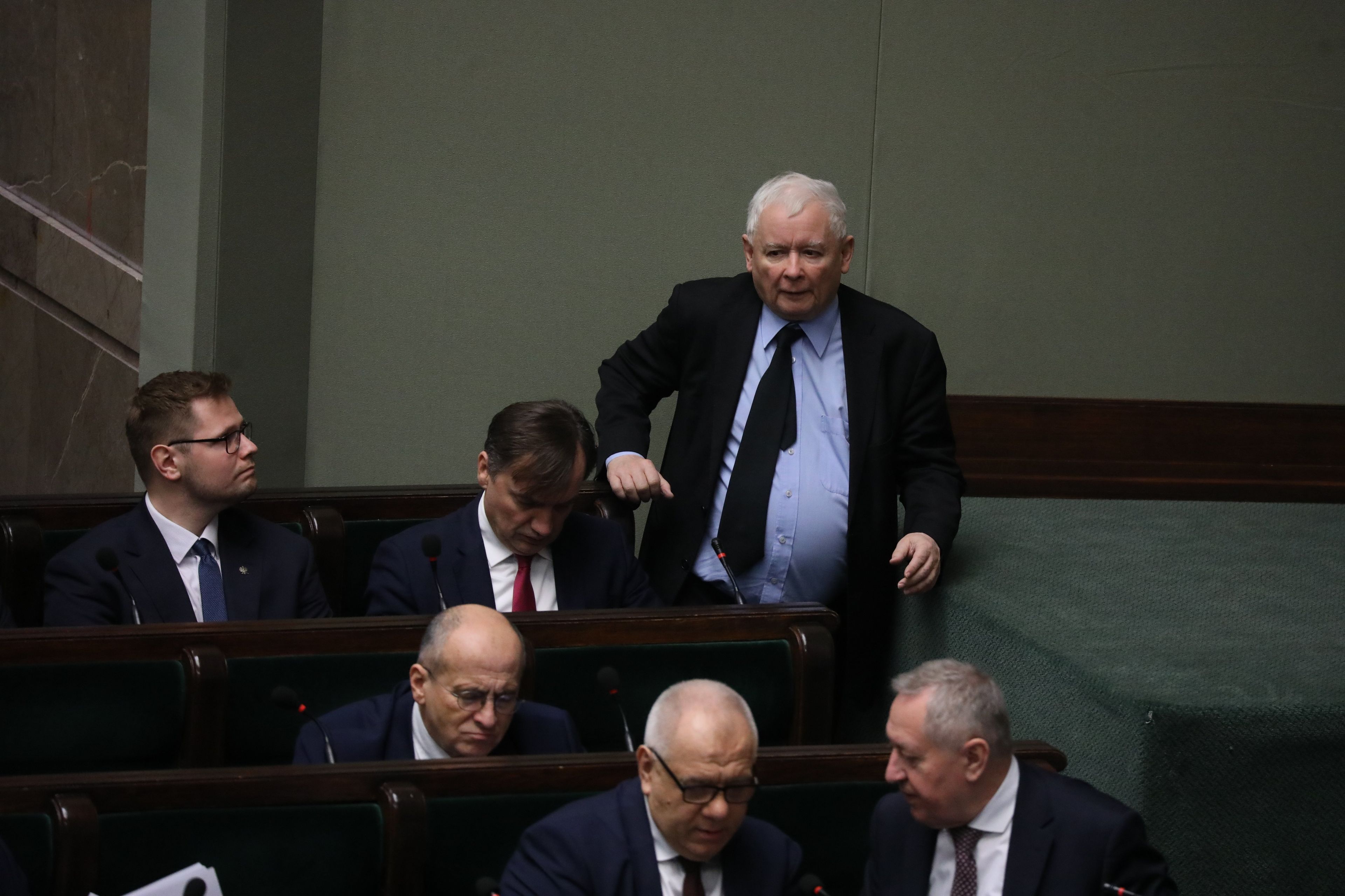 15.12.2022 Warszawa , ulica Wiejska . Sejm . Prezes PiS Jaroslaw Kaczynski (c) podczas prac nad budzetem pierwszego  dnia 69 Posiedzenia IX Kadencji . 
Fot. Slawomir Kaminski / Agencja Wyborcza.pl