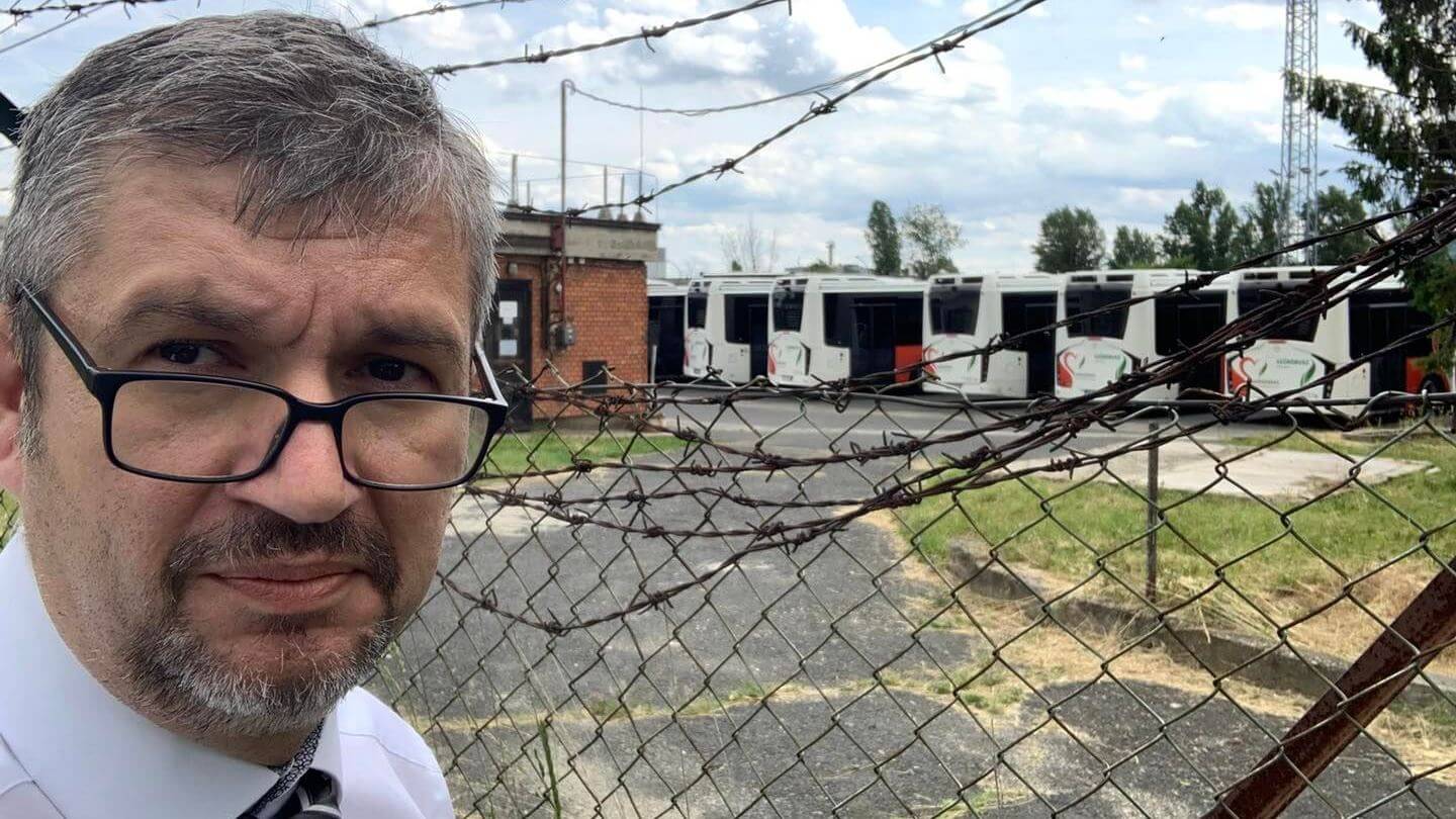 Ákos Hadházy, były członek Fideszu, partii premiera Viktora Orbana pozuje na tle starej zajezdni autobusowej na obrzeżach Budapesztu, na terenie której przechowywane są zakupione w 2019 roku z udziałem funduszy unijnych specjalistyczne autobusy do wykonywania mammografii. Autobusy nigdy nie wyjechały w trasę, co zdaniem parlamentarzysty może być świadectwem korupcji przy realizacji projektu.