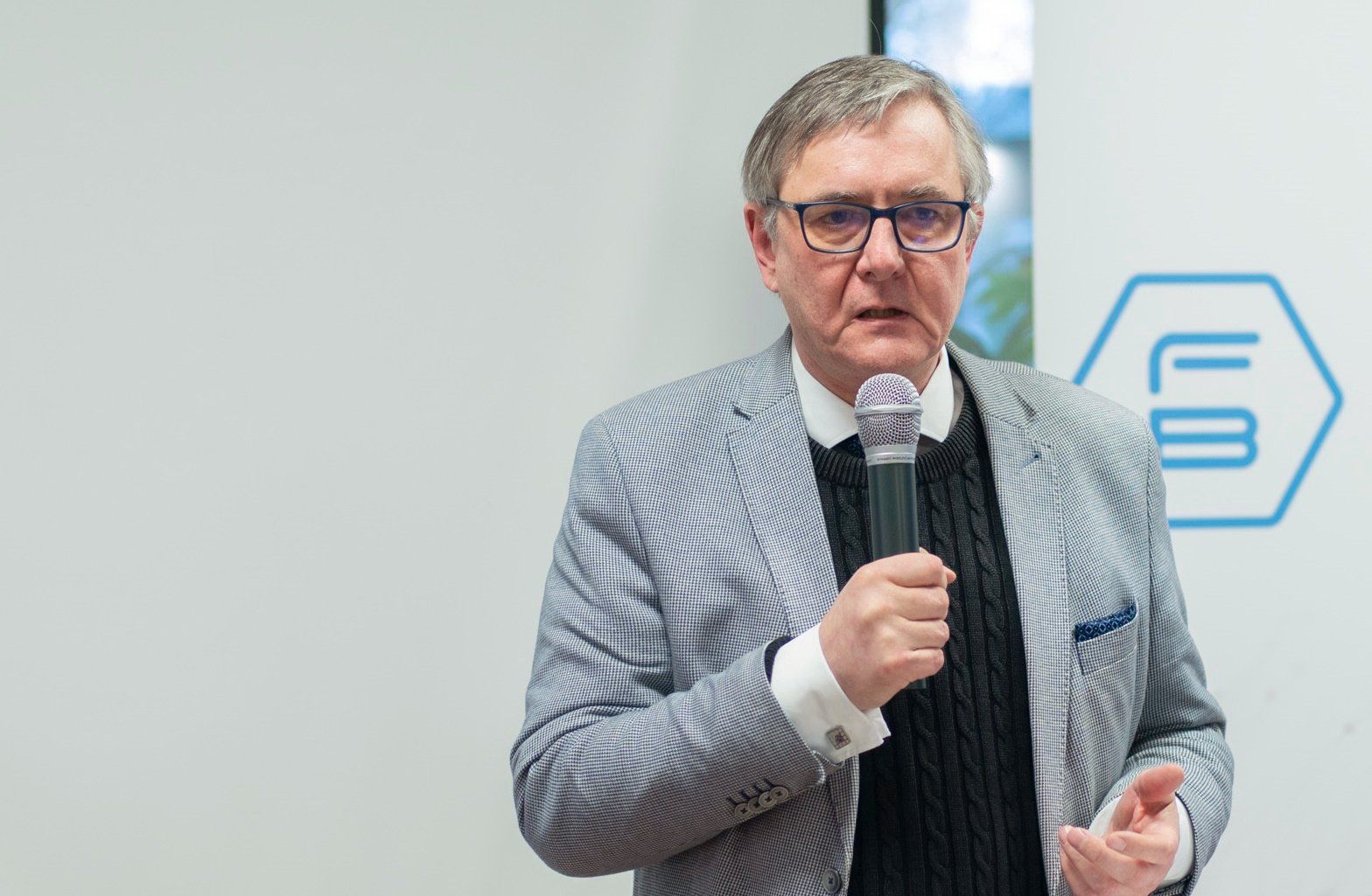 Mężczyzna z mikrofonem w ręku