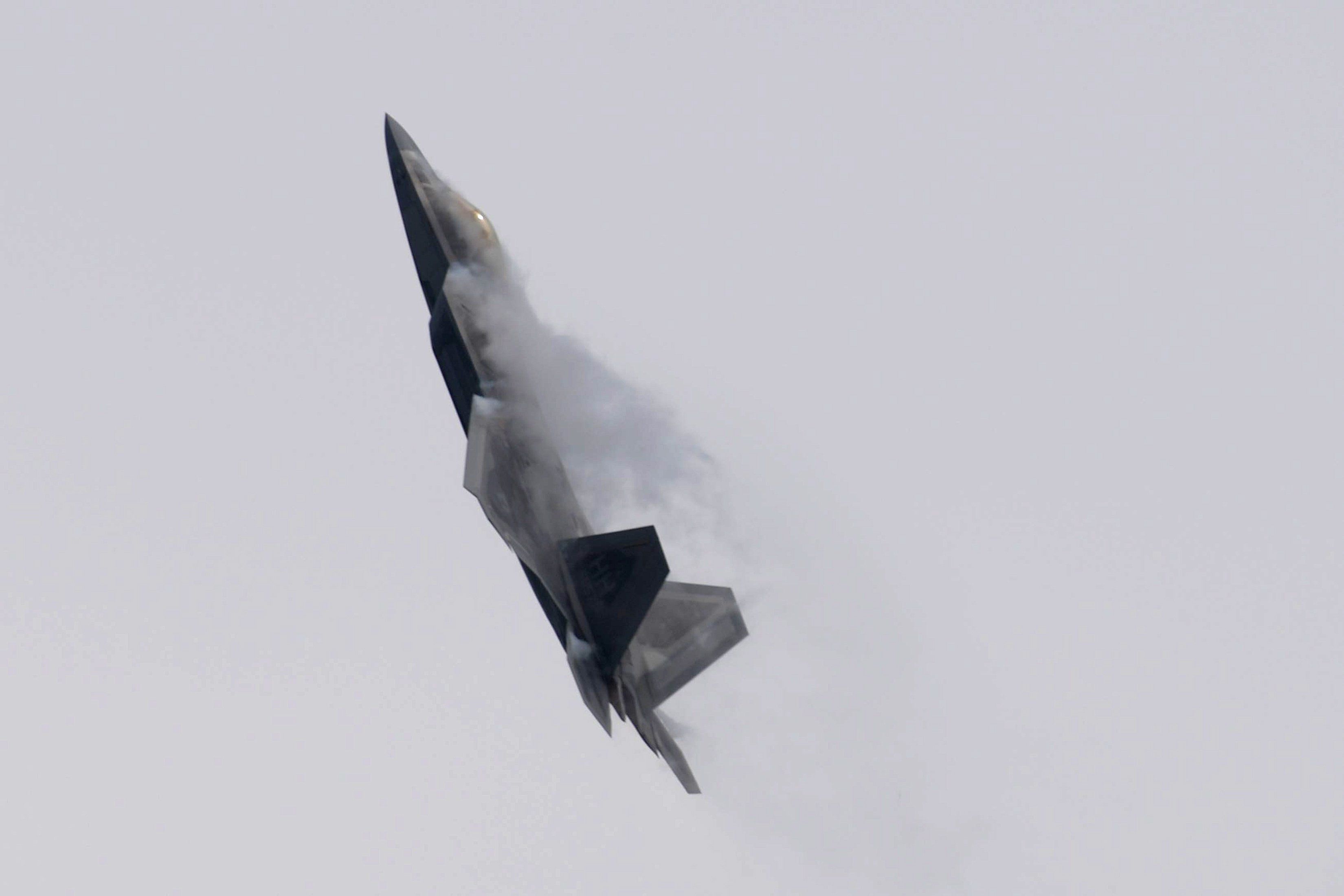 myśliwiec F-22 wzbijający się do góry