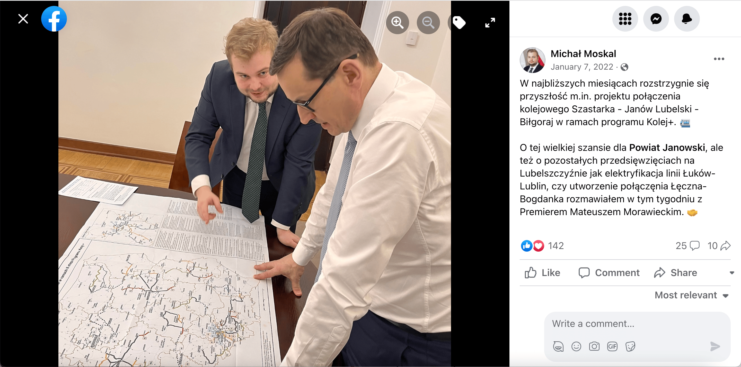 Michał Moskal i Mateusz Morawiecki pochyleni nad stołem.