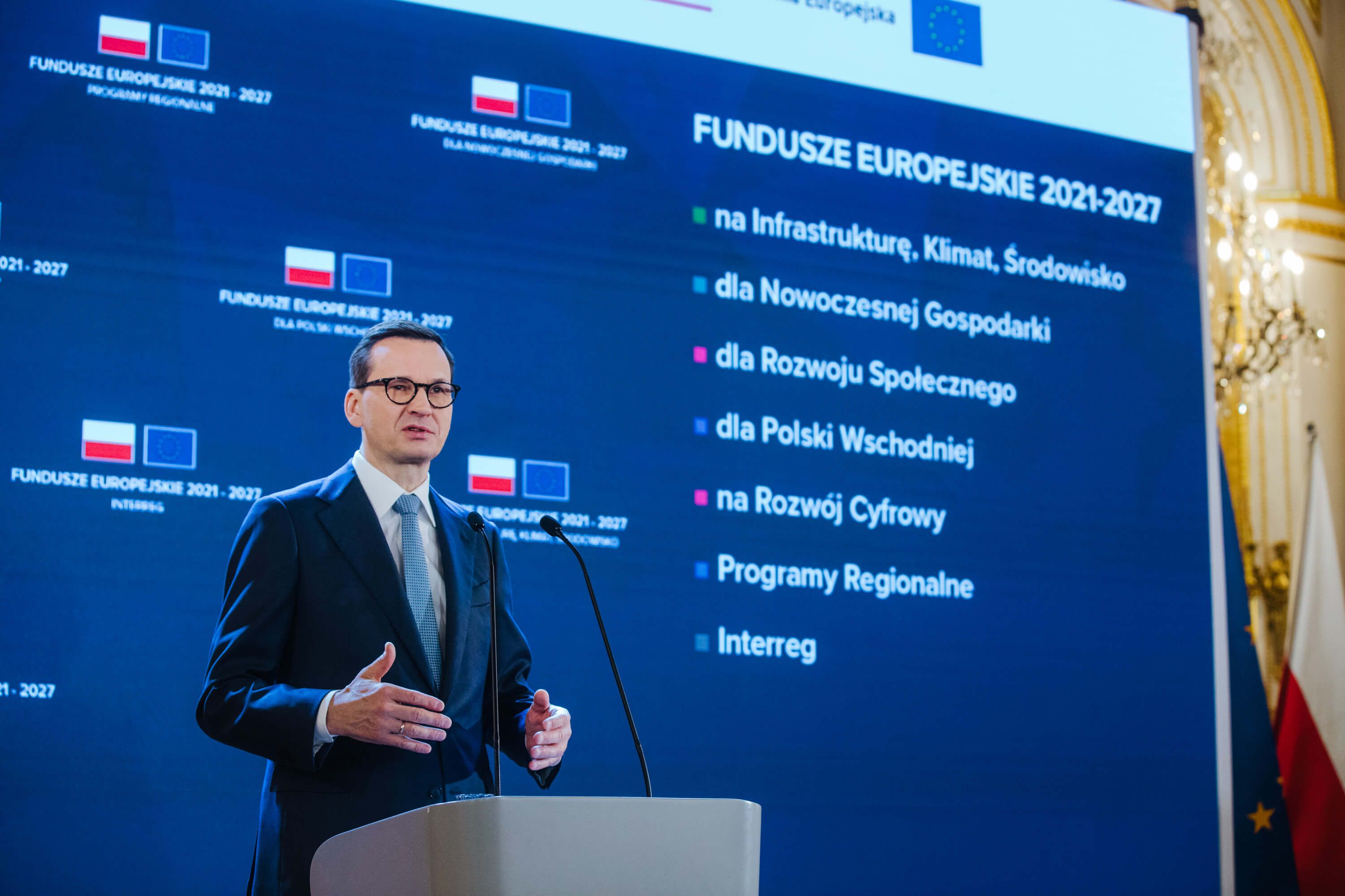 Inauguracja nowej perspektywy unijnej na lata 2021-2027 czyli nowej puli fundiszu spójności dla Polski na Zamku Królewskim w Warszawie 8 lutego 2023 roku. Na zdjęciu przemawia premier Mateusz Morawiecki.