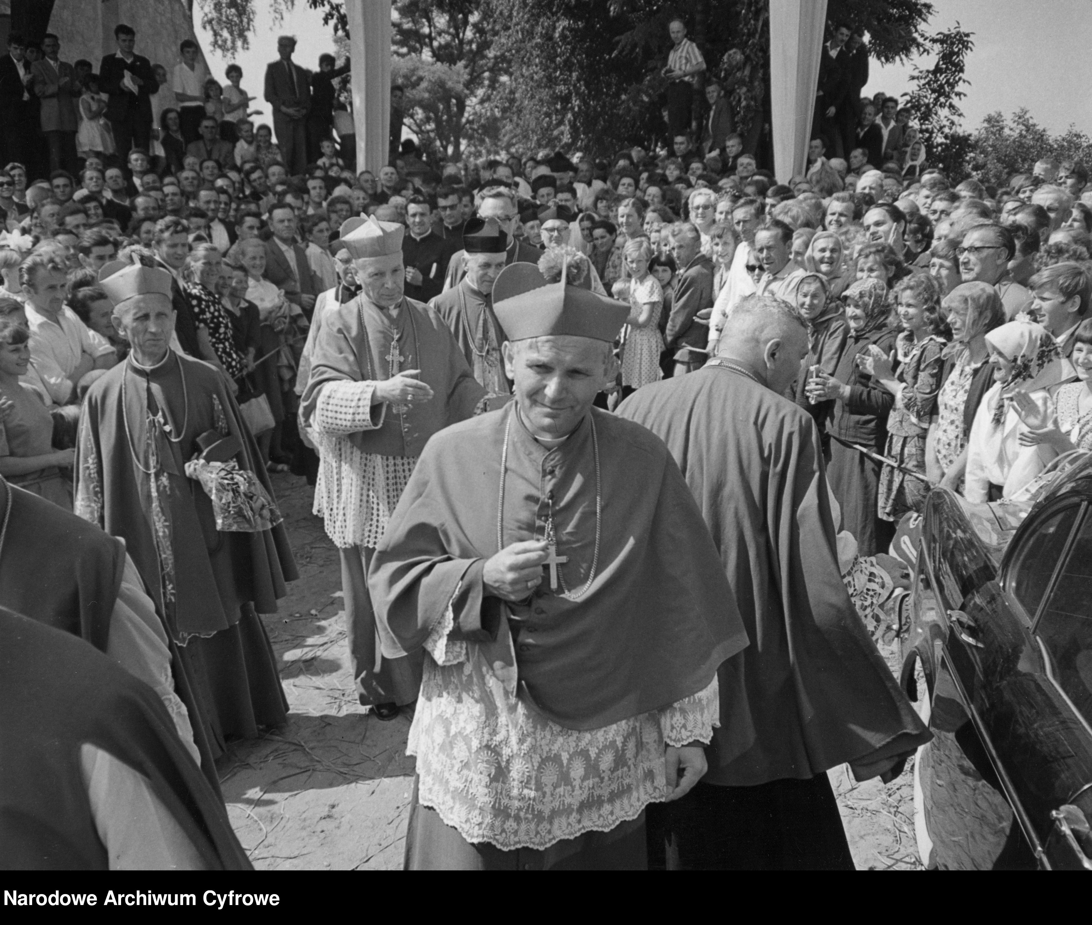 obchody tysiąclecia chrztu Polski. Na pierwszym planie wśród tłumu arcybiskup krakowski Karol Wojtyła