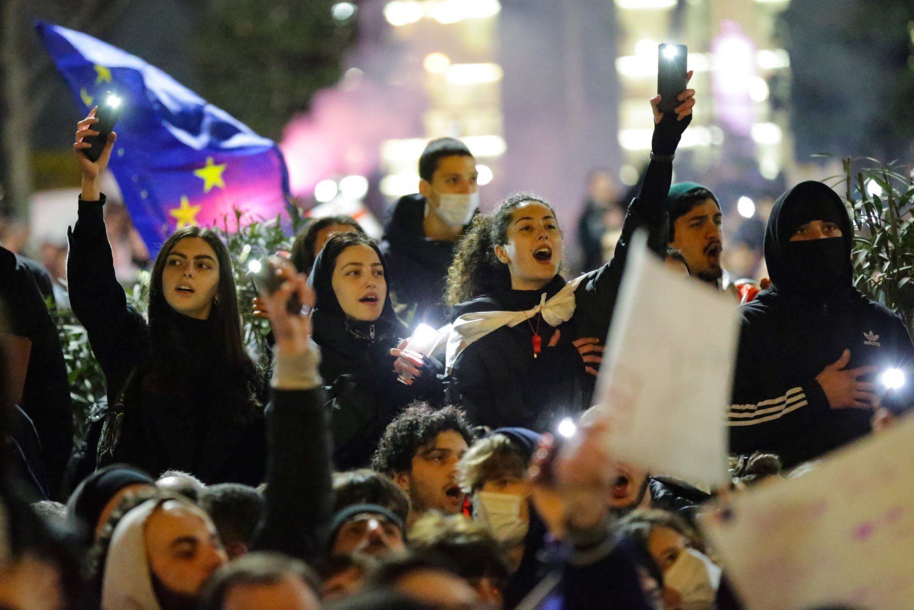 Demonstracja, tłum, flagi UE