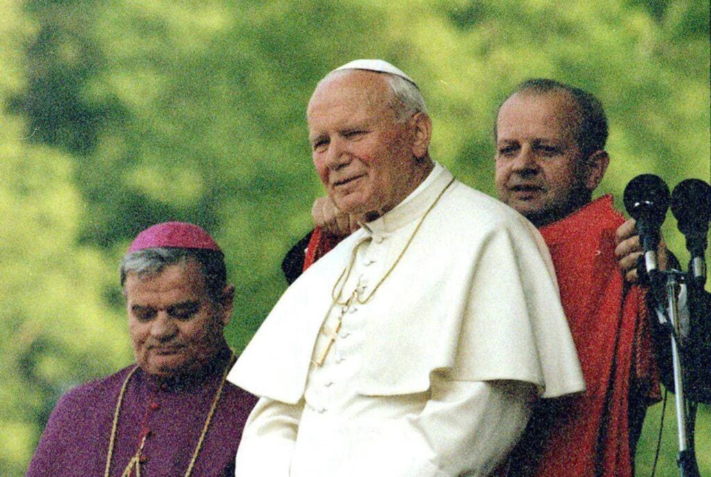 22.05.1997 ZYWIEC RYNEK 
WIZYTA OJCA SWIETEGO 
N/Z PAPIEZ JAN PAWEL II , BISKUP DIECEZJI BIELSKO ZYWIECKIEJ TADEUSZ RAKOCZY I KSIADZ SEKRETARZ STANISLAW DZIWISZ
FOT. WOJCIECH SURDZIEL / AGENCJA GAZETA 
KATO WS 710