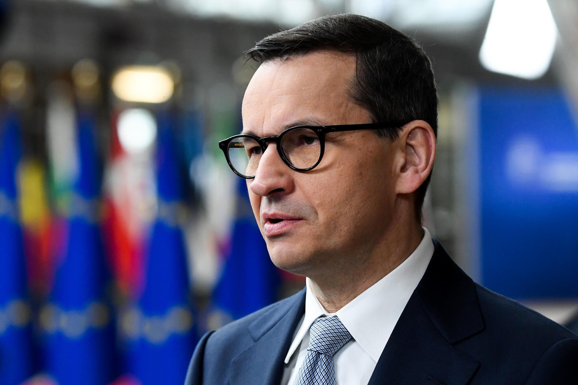 Premier Mateusz Morawiecki rozmawia z dziennikarzami po pierwszym dniu posiedzenia Rady Europejskiej w Brukseli 23 marca 2023 roku