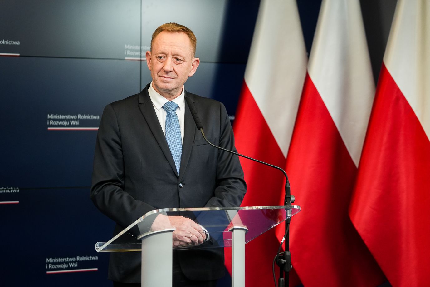 Robert Telus, minister rolnictwa i rozwoju wsi odpowiada na pytania dziennikarzy podczas konferencji prasowej 20 kwietnia 2023 roku w Warszawie