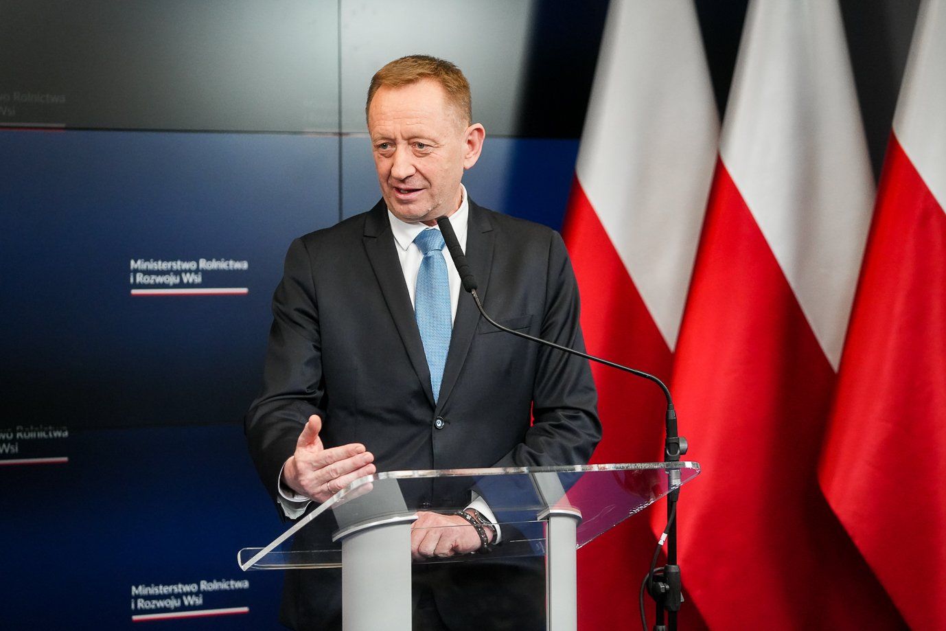 Robert Telus, minister rolnictwa i rozwoju wsi odpowiada na pytania dziennikarzy podczas konferencji prasowej 20 kwietnia 2023 roku w Warszawie
