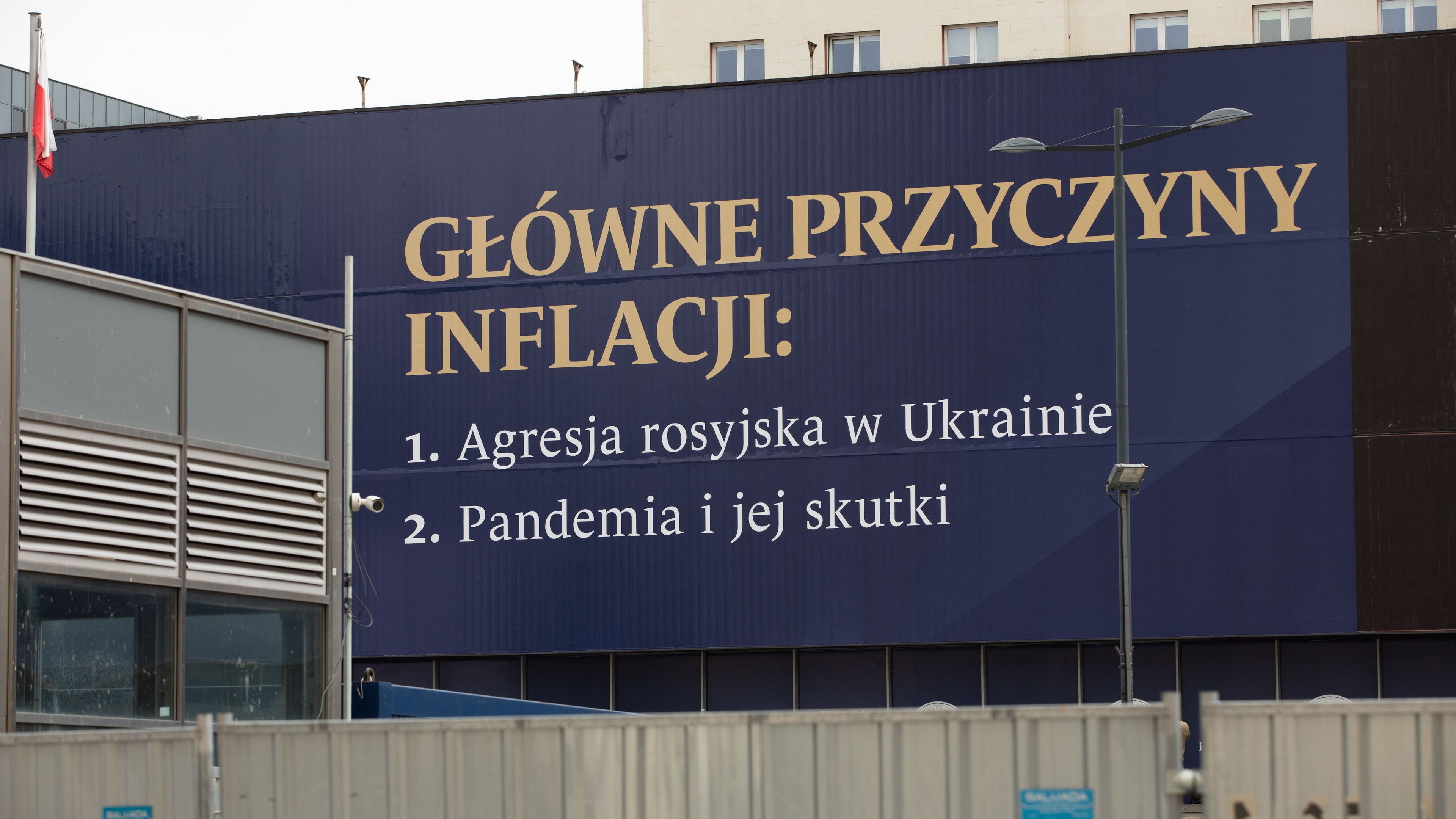 16.05.2023 Warszawa , Siedziba NBP , ul. Swietokrzyska 11/21 . Baner " Glowne przyczyny inflacji " ( wg. Glapinskiego ) .
Fot. Dawid Zuchowicz / Agencja Wyborcza.pl