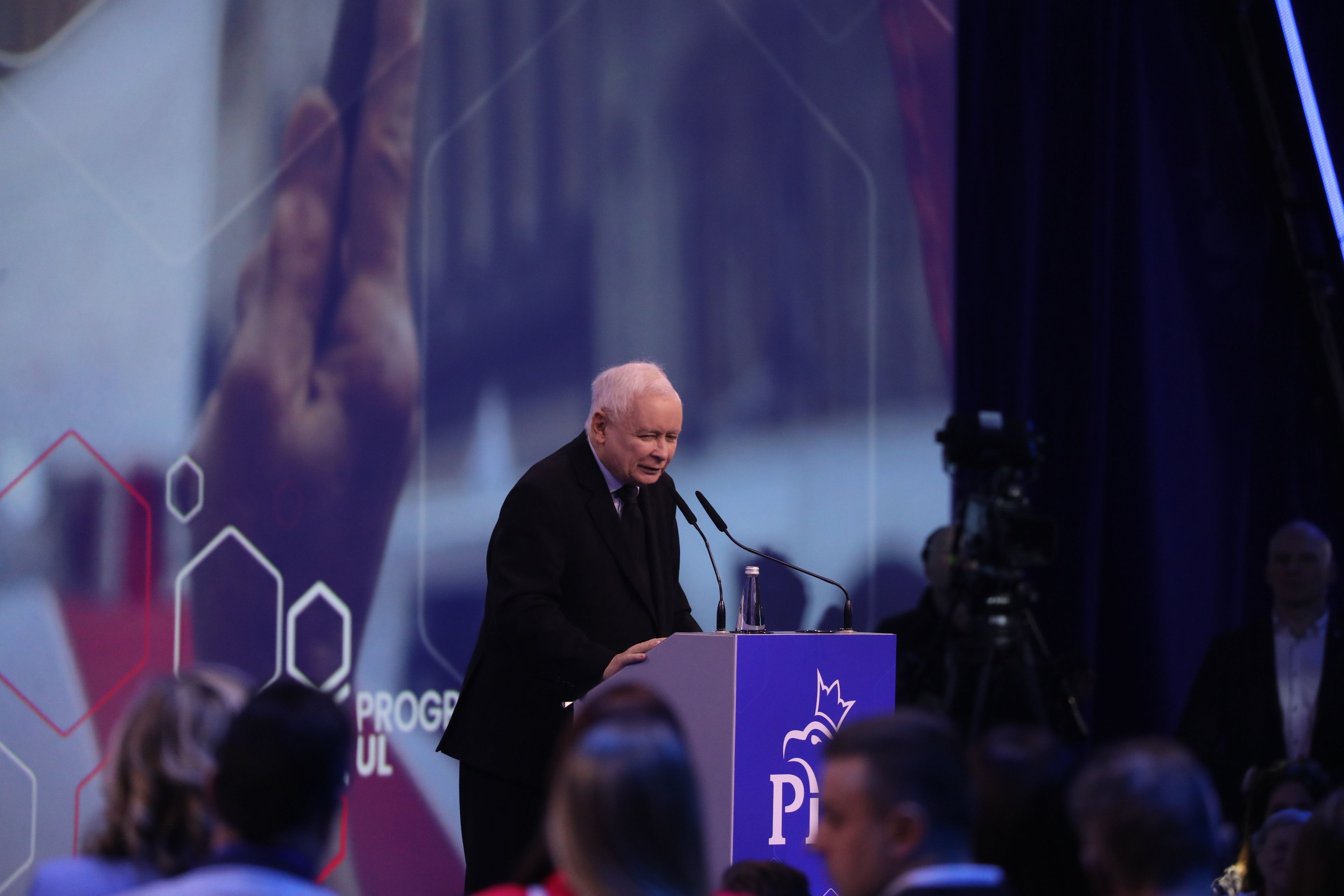 Mężczyzna na trybunie, Jarosław Kaczyński