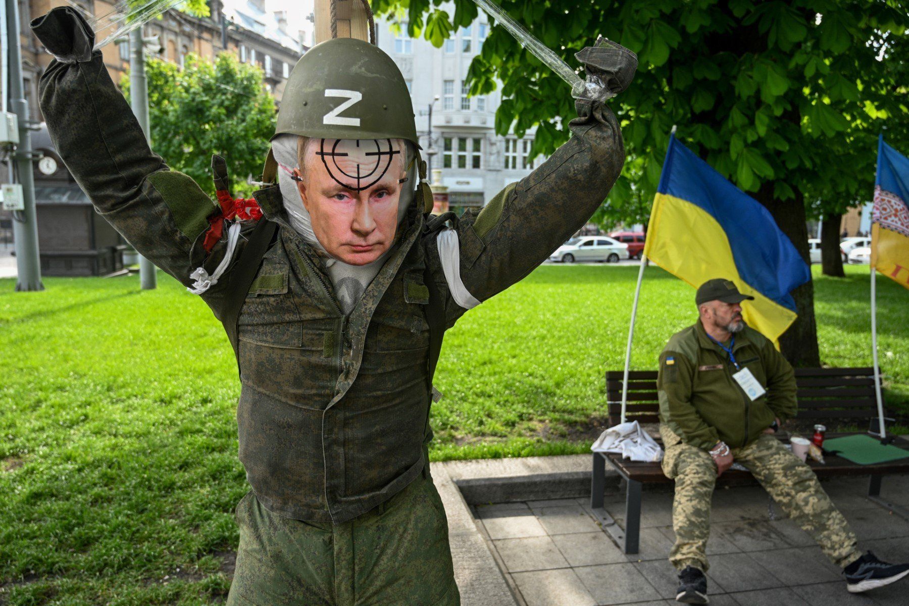 Kukła z fotografią twarzy Putina, powieszona na drzewie