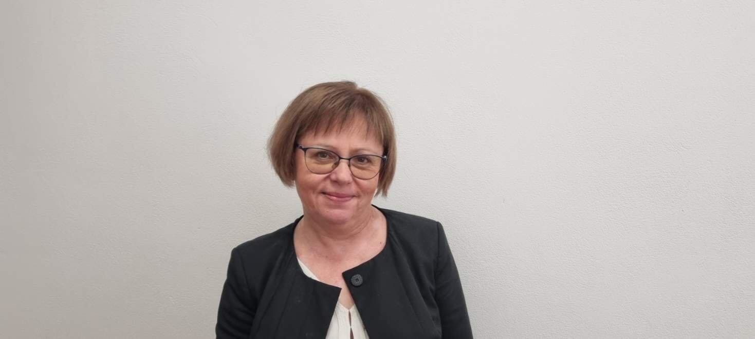 Na zdjęciu kobieta w okularach patrząca w obiektyw. Dyrektorka 2 Społeczne Liceum Ogólnokształcące z Oddziałami Międzynarodowymi im. Pawła Jasienicy STO, Anna Sobala-Zbroszczyk