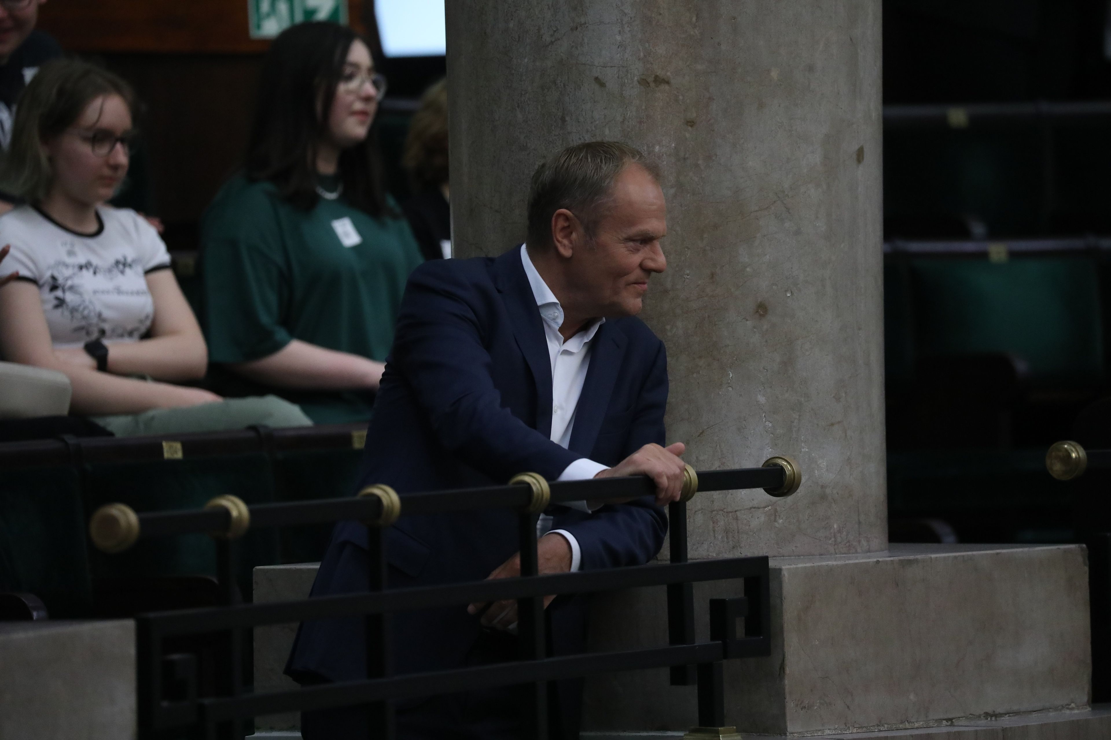 Donald Tusk siedzi na galerii sejmowej