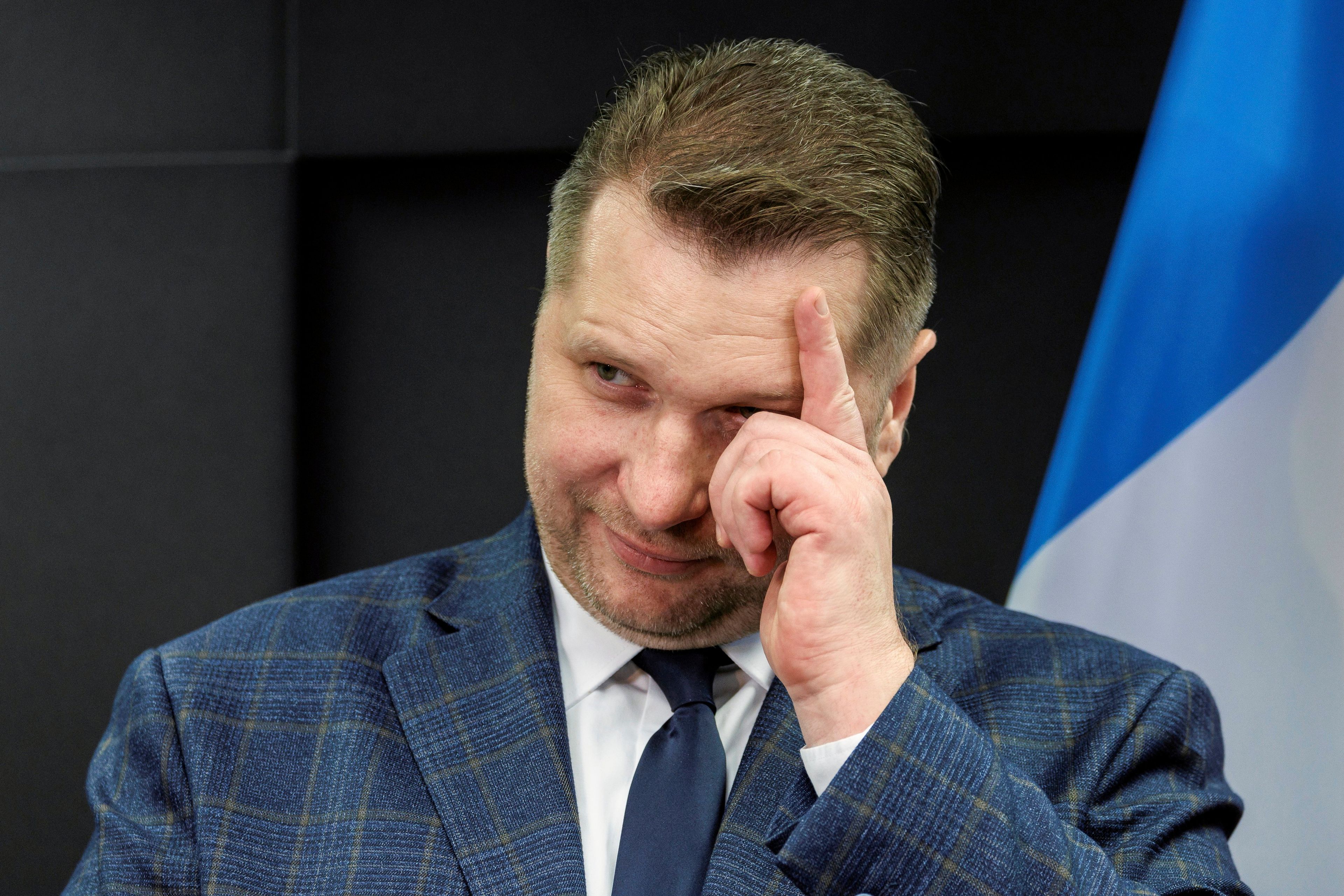Mężczyzna z palcem przy czole, Przemysław Czarnek