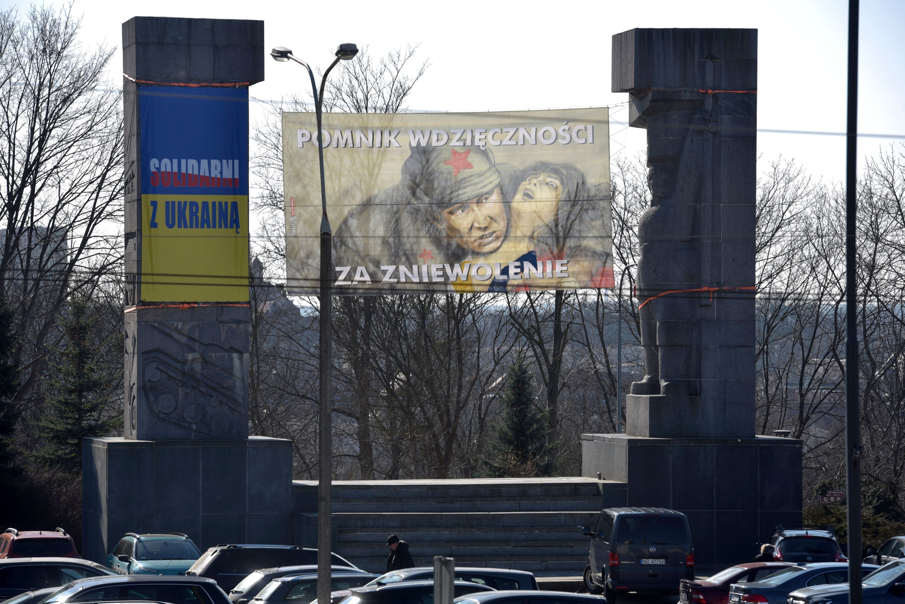Proukraiński baner na pomniku upamiętniającym wojska Armii Czerwonej