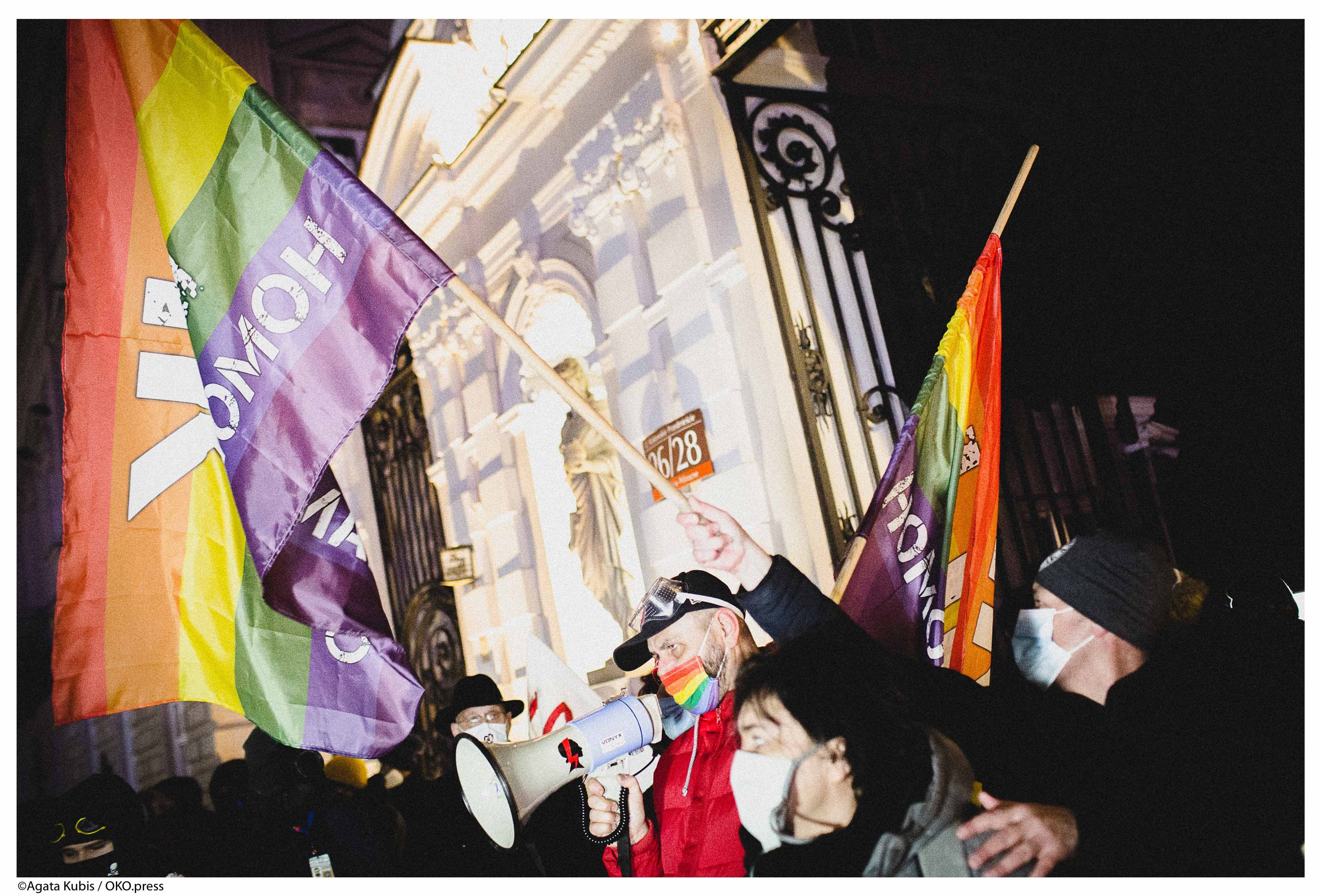 Demonstracja "Solidarni z Białorusią" pod pomnikiem Mikołaja Kopernika