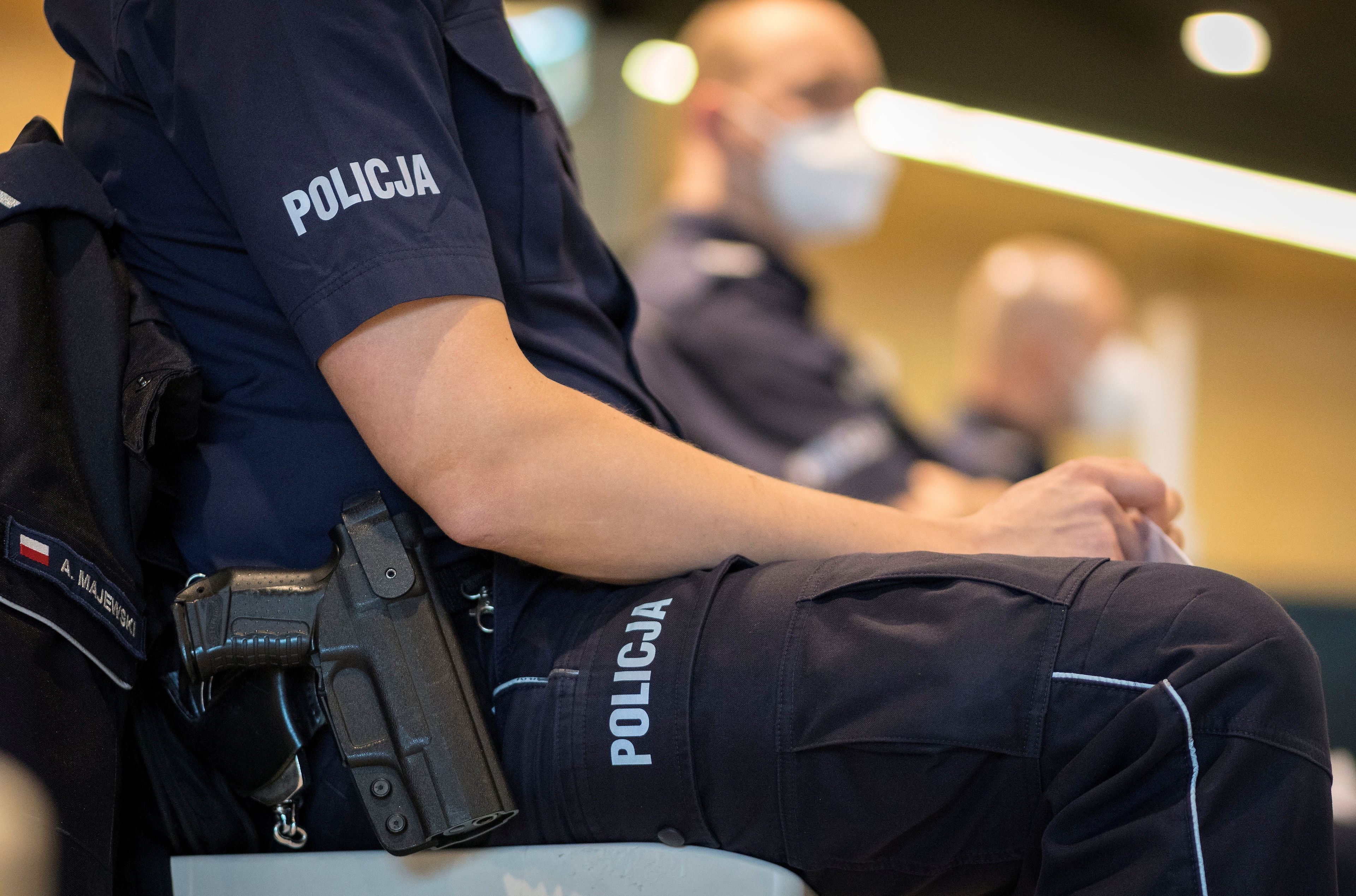 Policjant siedzi na szpitalnym korytarzu